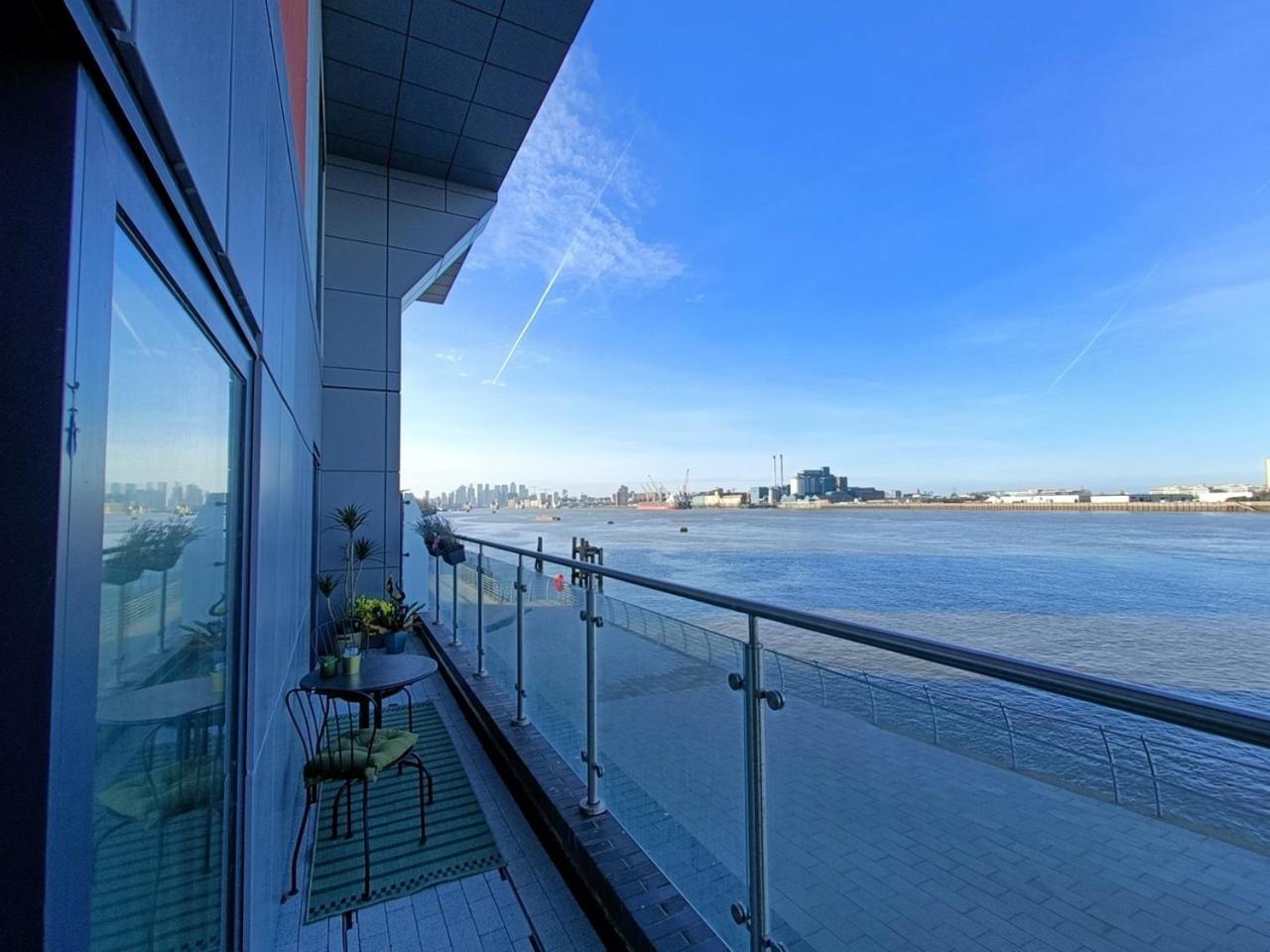 Lägenhet Snuggle - Riverside - Views Over Looking River Thames, Close To O2 Arena, Excel, Airport, Thames Clipper- River Boat Service, Woolwich Ferry, Onsite Parking, Twin Option Available London