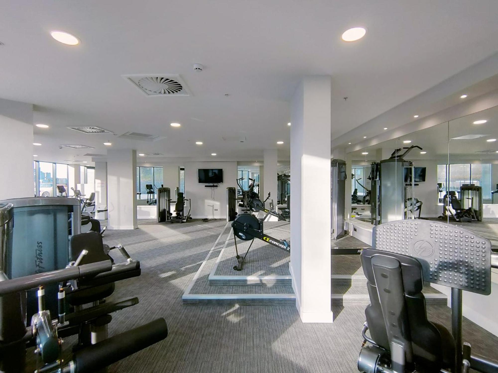 Snuggle - Riverside - Views Over Looking River Thames, Close To O2 Arena, Excel, Airport, Thames Clipper- River Boat Service, Woolwich Ferry, Onsite Parking, Twin Option Available