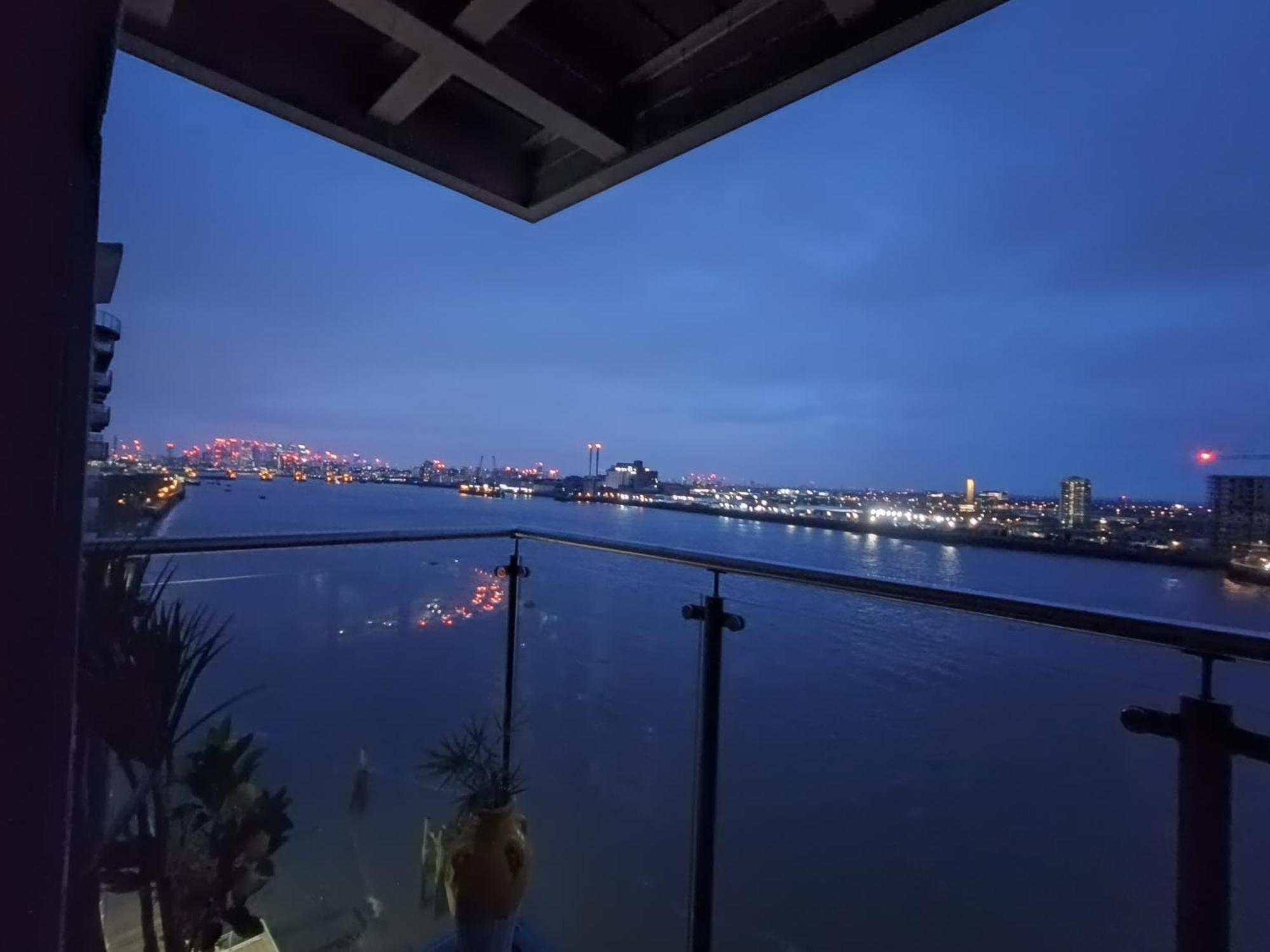 Lägenhet Snuggle - Riverside - Views Over Looking River Thames, Close To O2 Arena, Excel, Airport, Thames Clipper- River Boat Service, Woolwich Ferry, Onsite Parking, Twin Option Available
