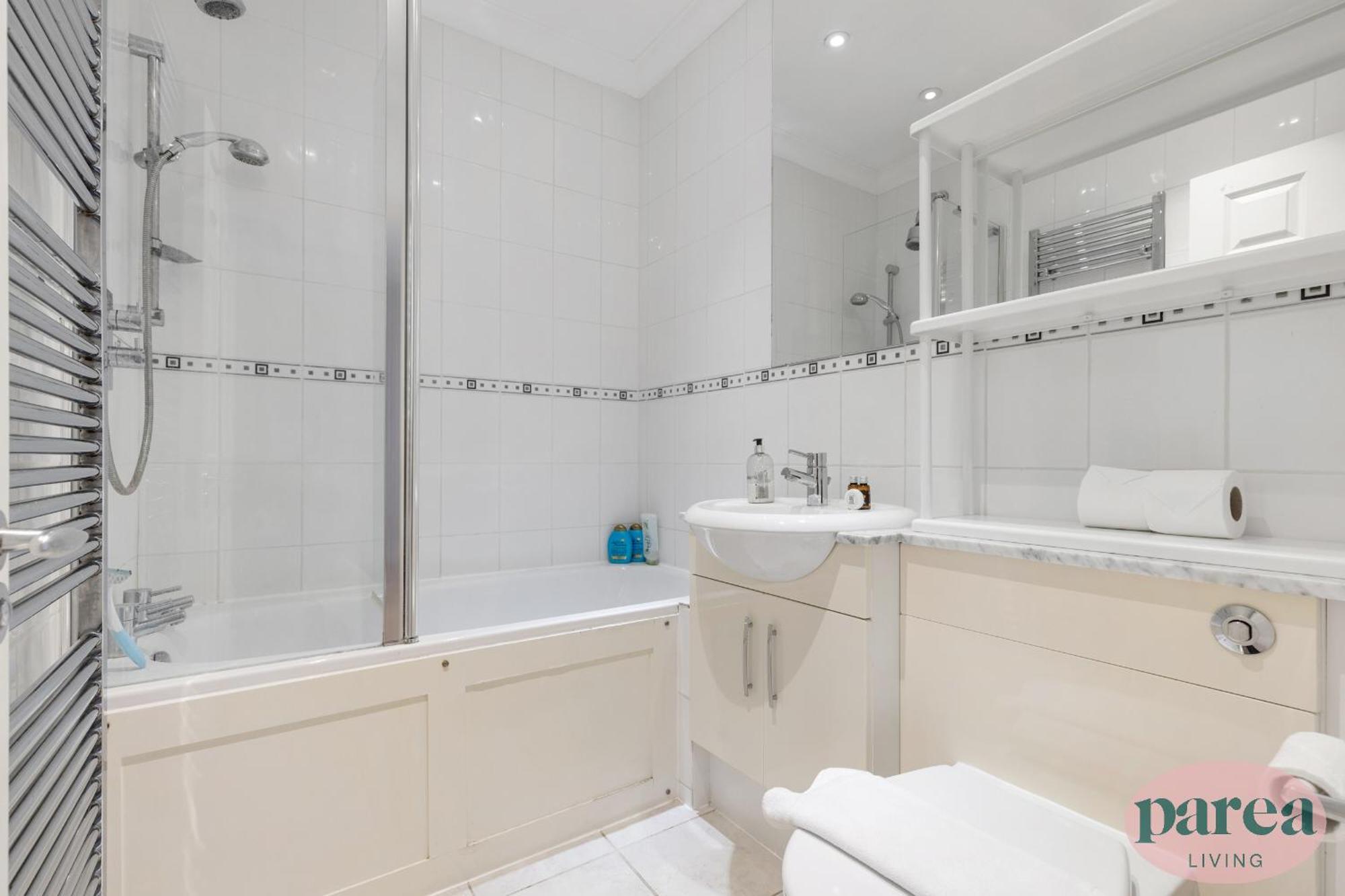 Parea Living - Notting Hill, Stylish 1-bedroom Flat, Private Gardens, Remote Working Londen