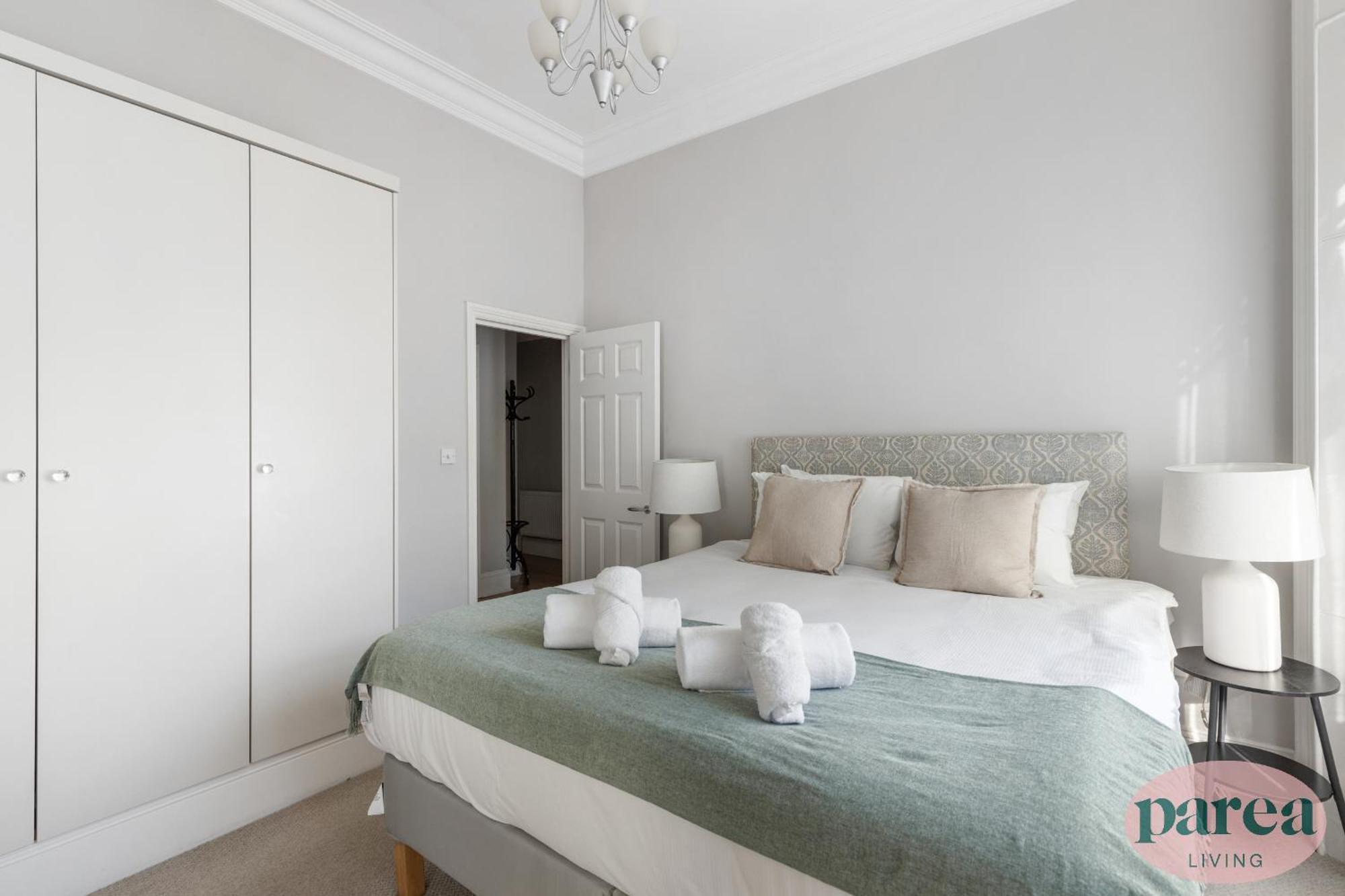 Parea Living - Notting Hill, Stylish 1-bedroom Flat, Private Gardens, Remote Working * Londen