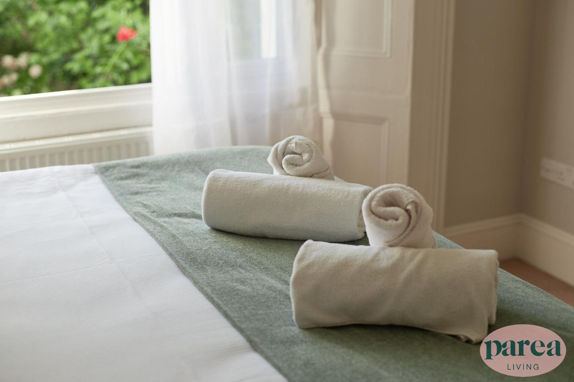 Parea Living - Notting Hill, Stylish 1-bedroom Flat, Private Gardens, Remote Working * Londen