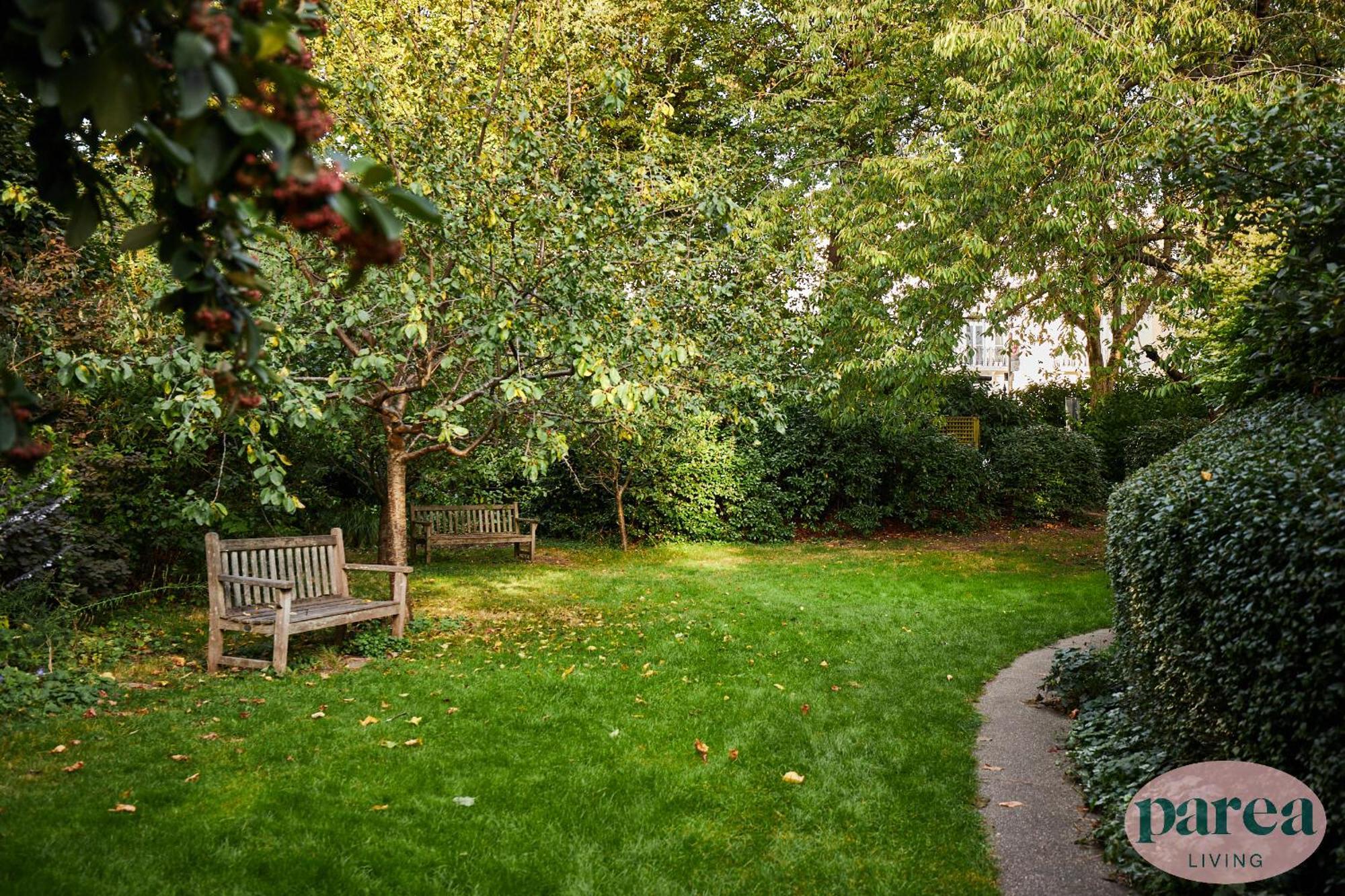 Parea Living - Notting Hill, Stylish 1-bedroom Flat, Private Gardens, Remote Working Londra