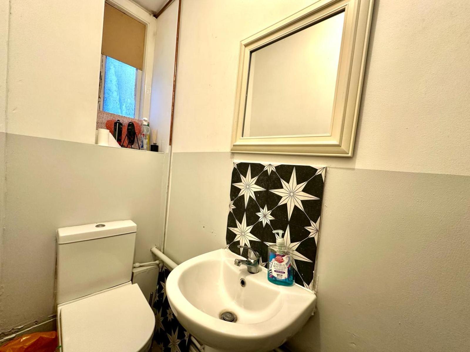 Whitechapel Station R1 Guest house