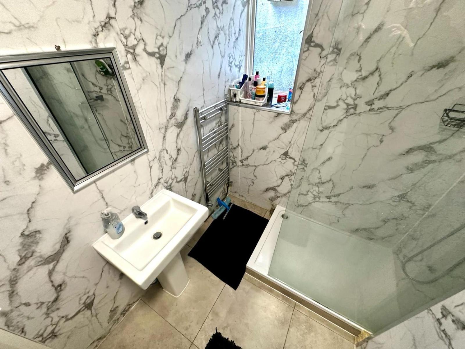 Whitechapel Station R1 Guest house *