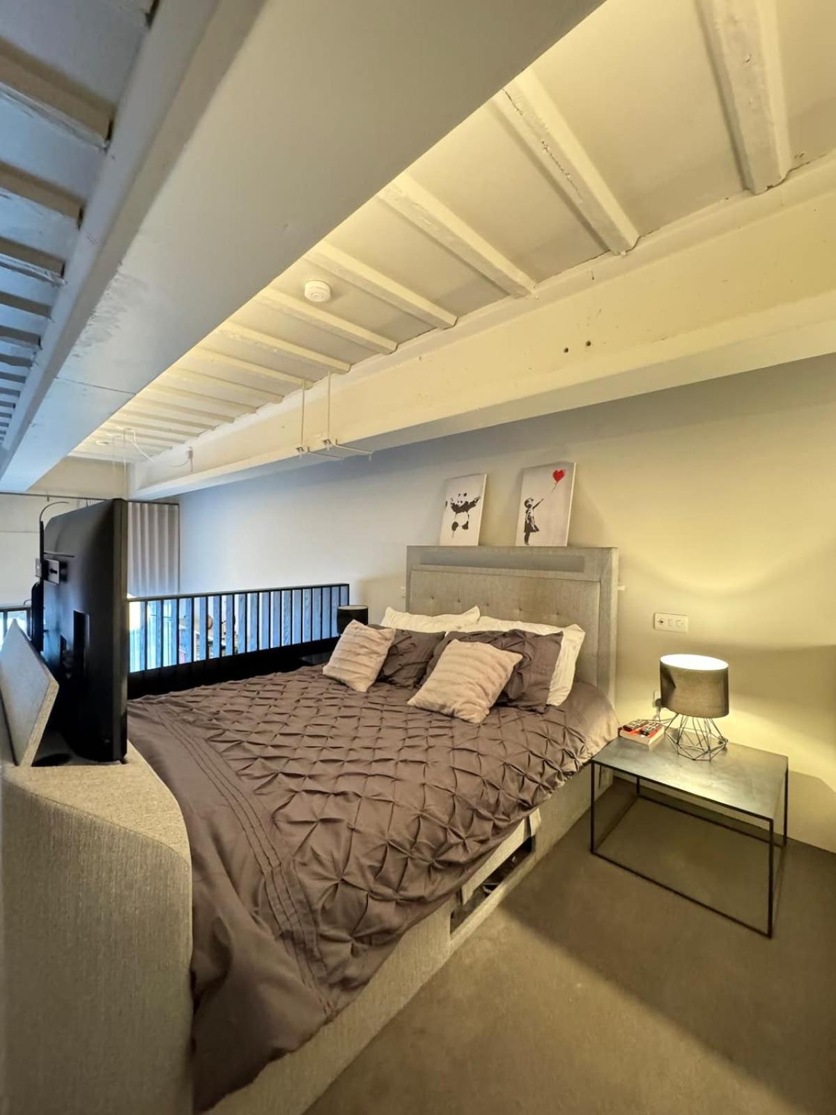 Industrial-chic 1bd Loft By The River Fulham! Appartamento Londra