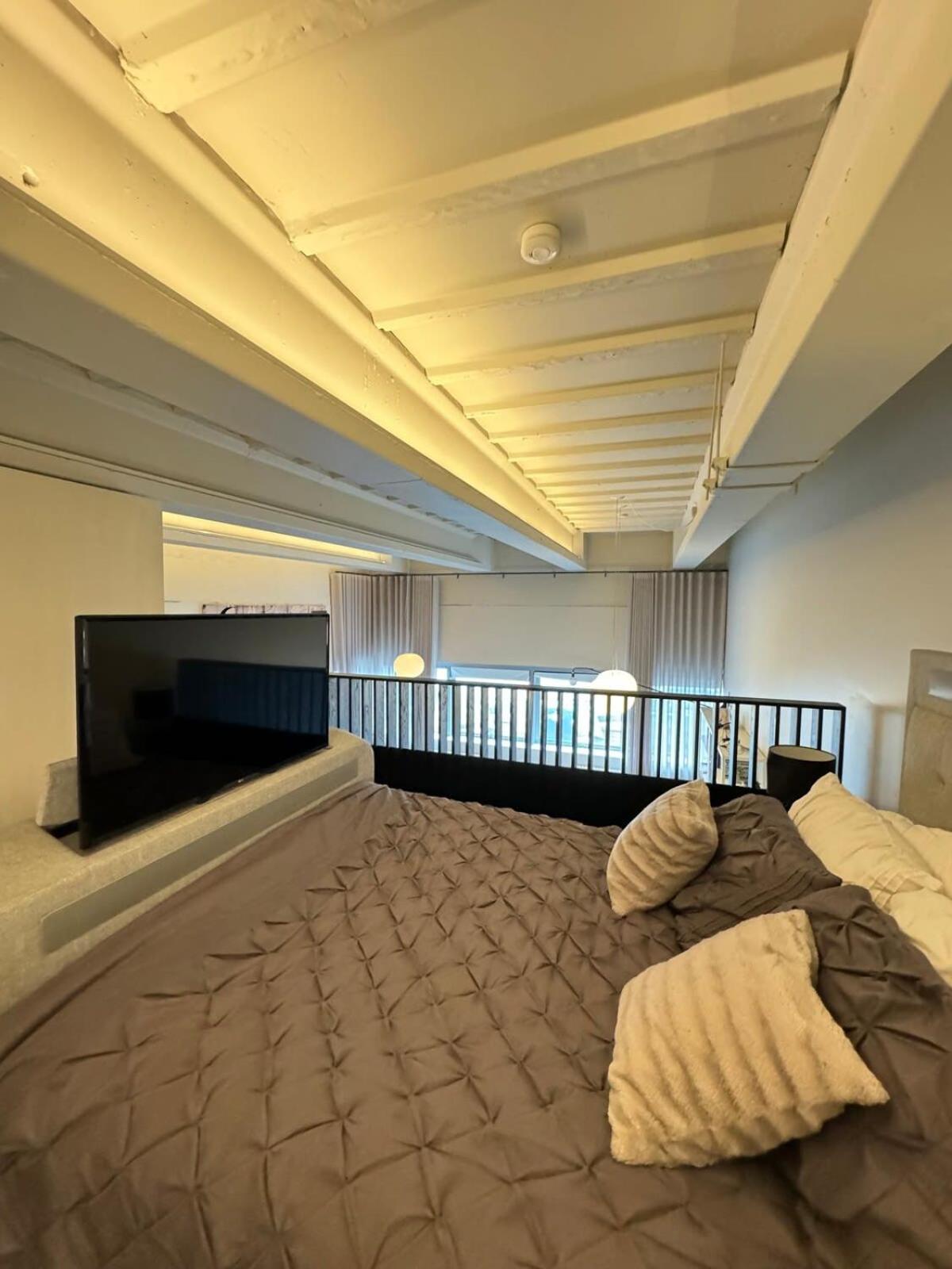 Industrial-chic 1bd Loft By The River Fulham! Appartamento *