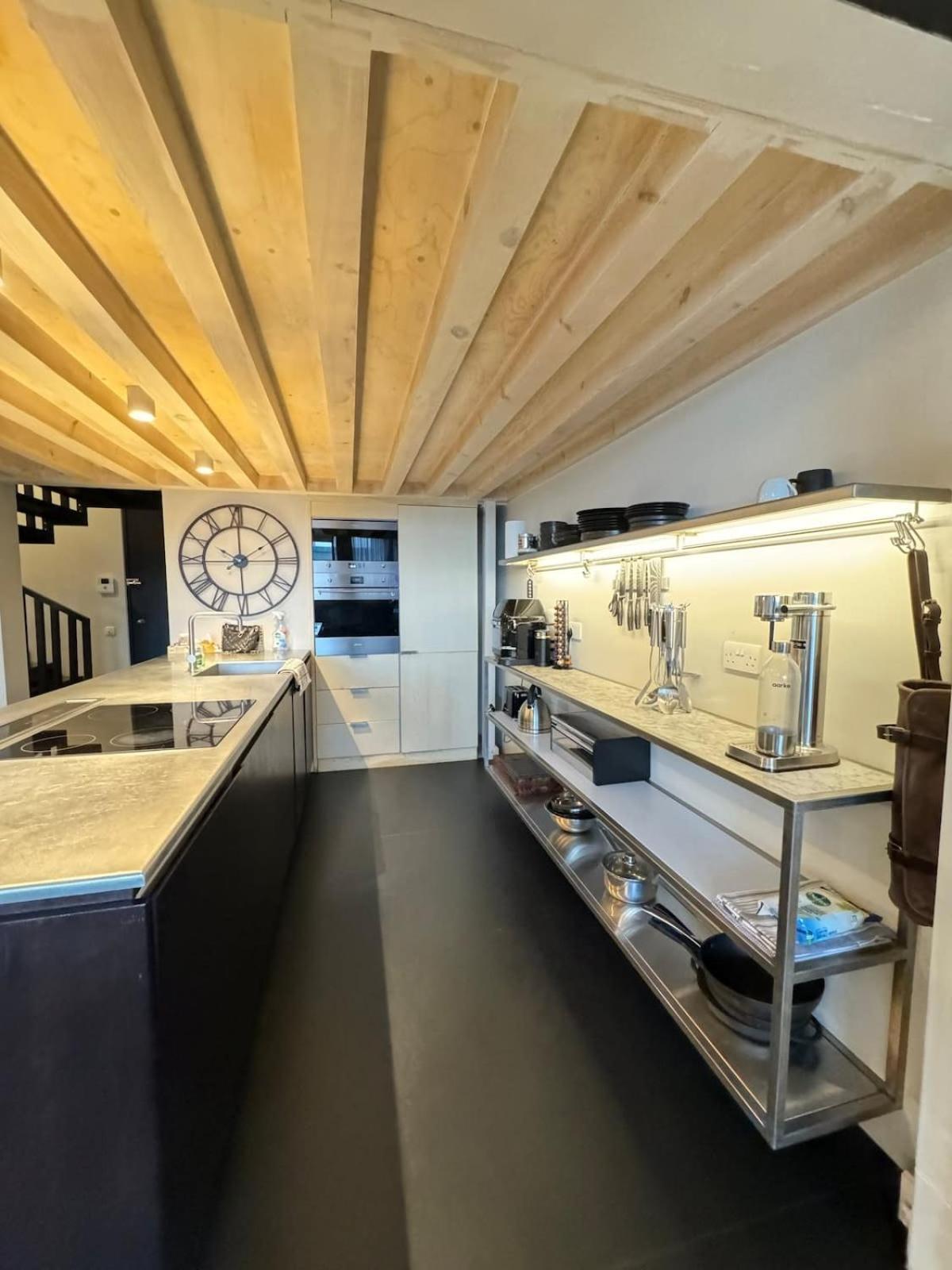 Industrial-chic 1bd Loft By The River Fulham! Appartamento