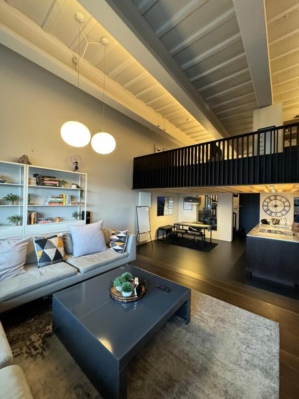 Industrial-chic 1bd Loft By The River Fulham! Appartamento Londra