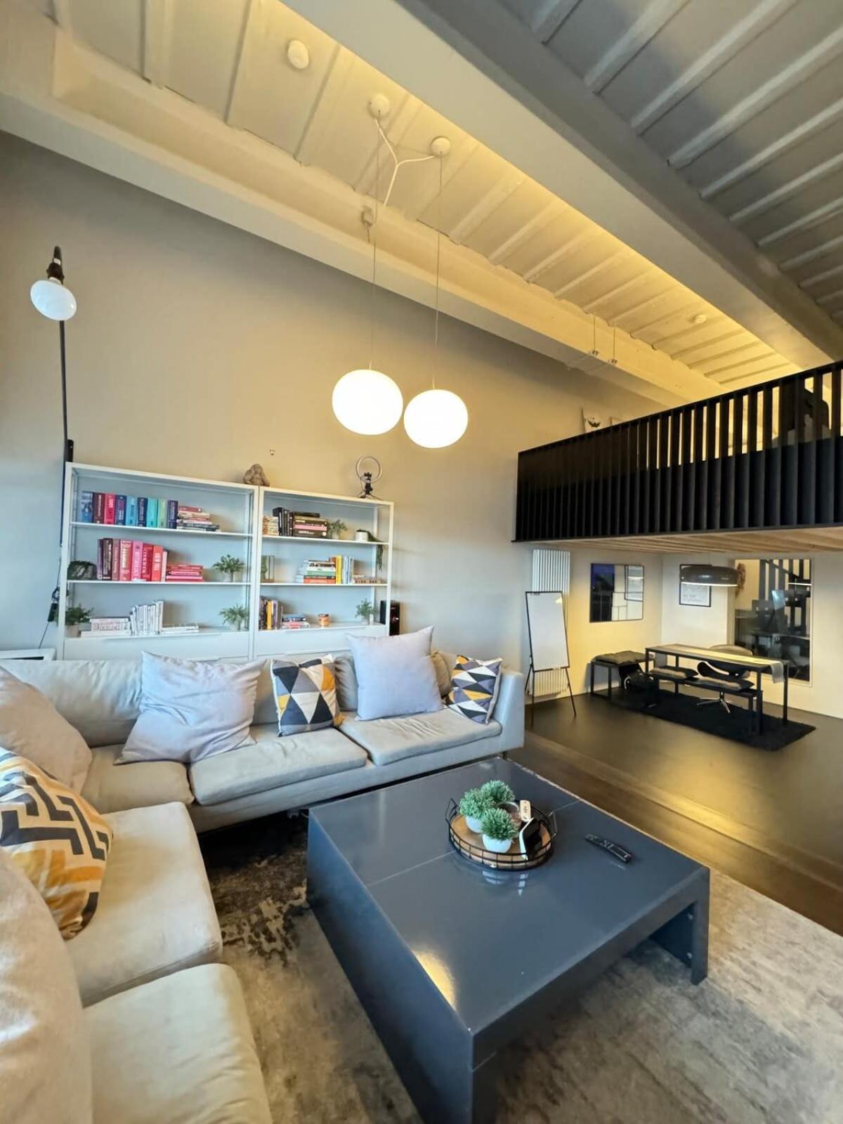 Appartamento Industrial-chic 1bd Loft By The River Fulham! Londra