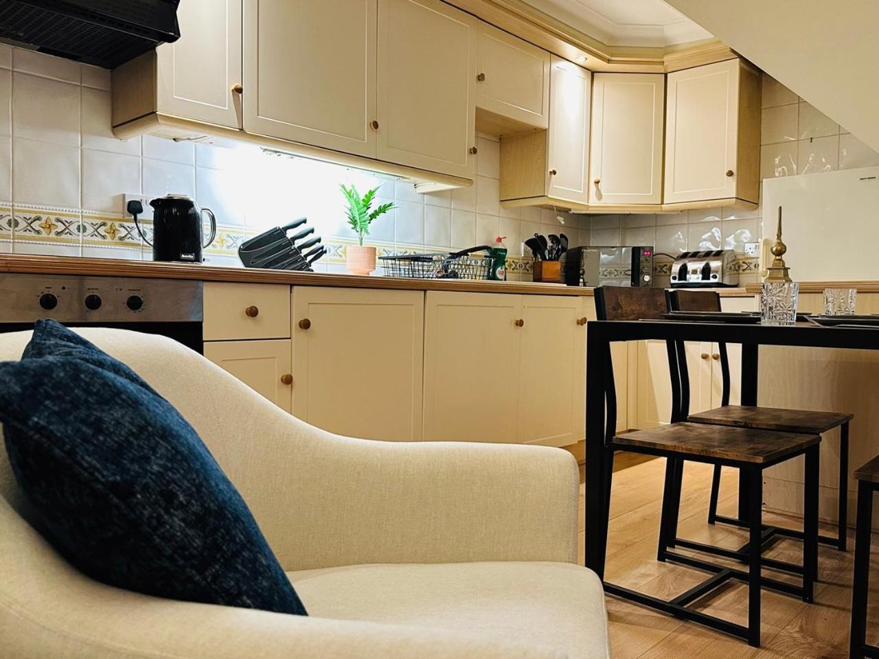 Wimbledon Elegance: 2-bedroom Retreat Appartamento