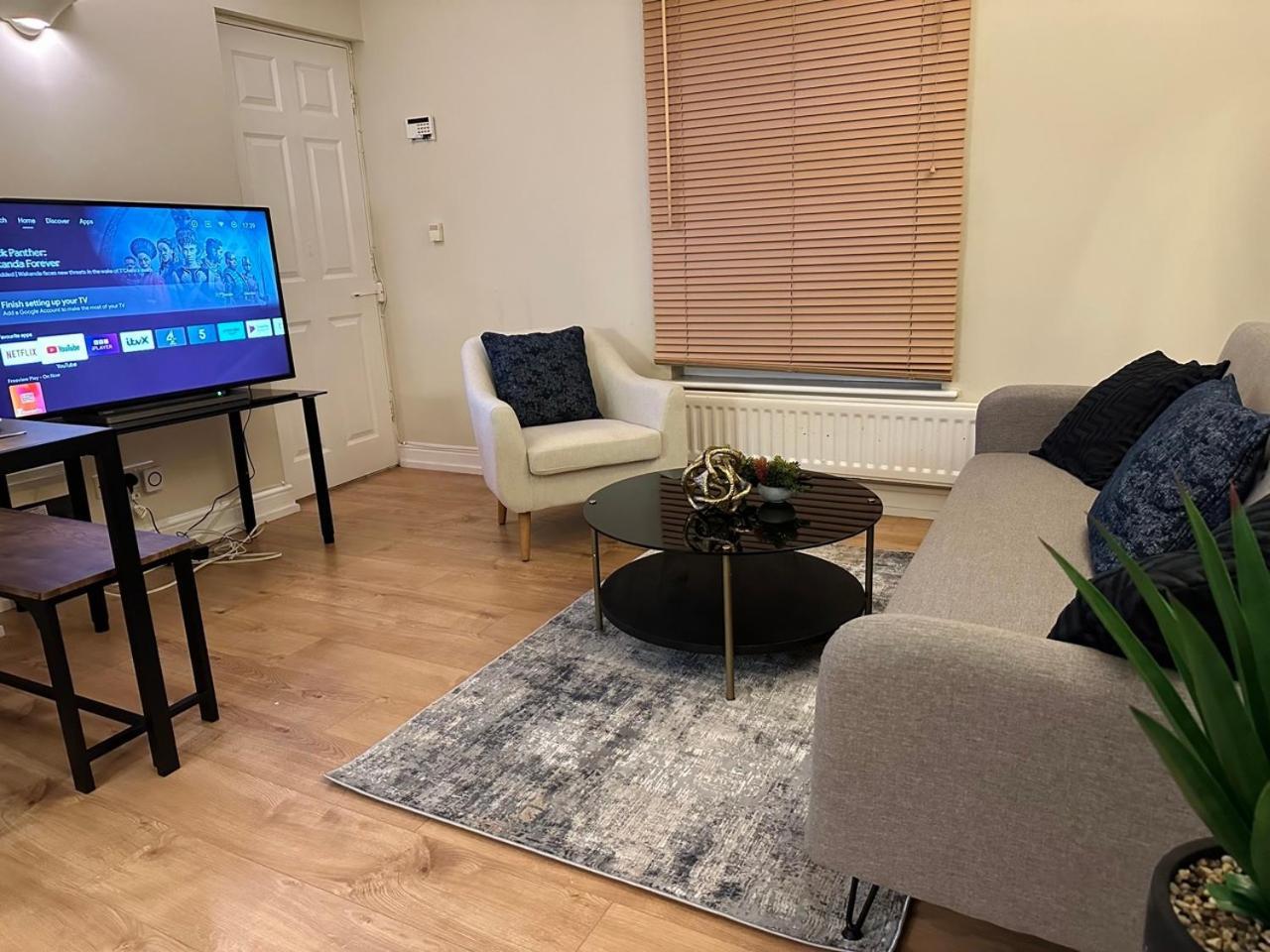 Wimbledon Elegance: 2-bedroom Retreat Londra