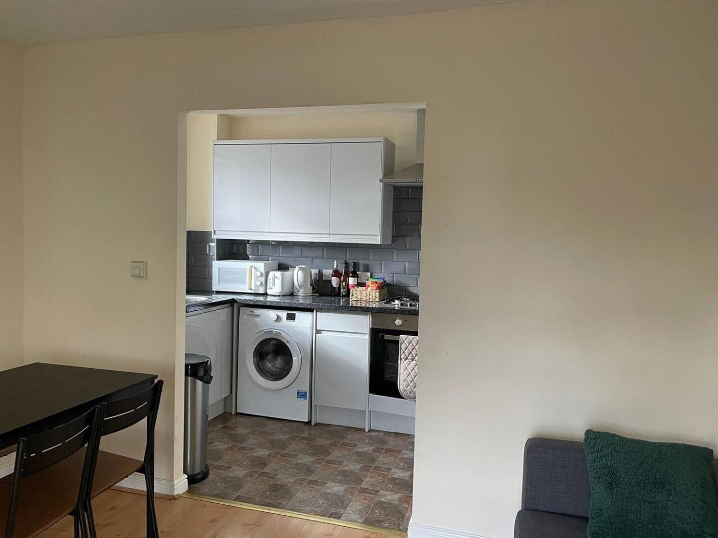 4min Walk Uni Of East 1br Apartment