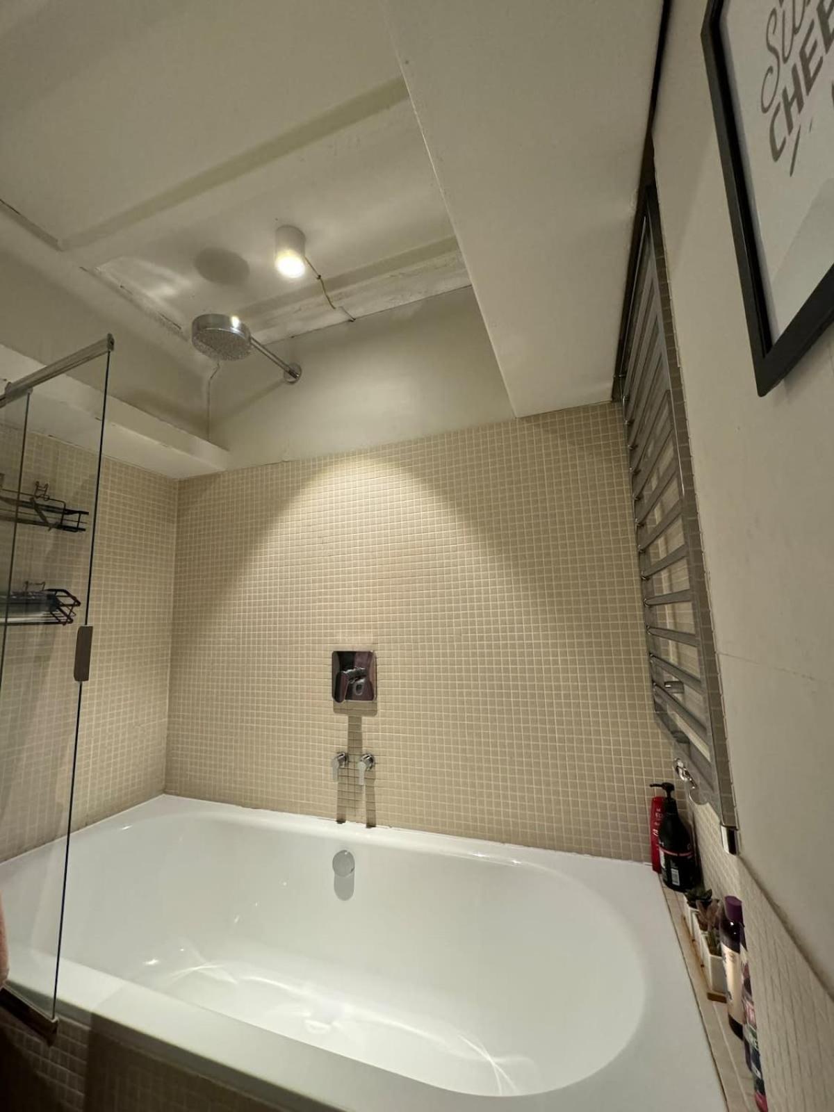 Industrial-chic 1bd Loft By The River Fulham! Appartamento *