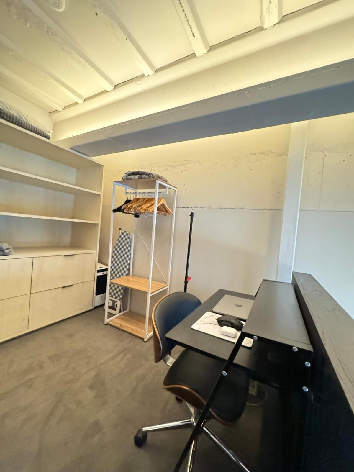 Industrial-chic 1bd Loft By The River Fulham! Londra