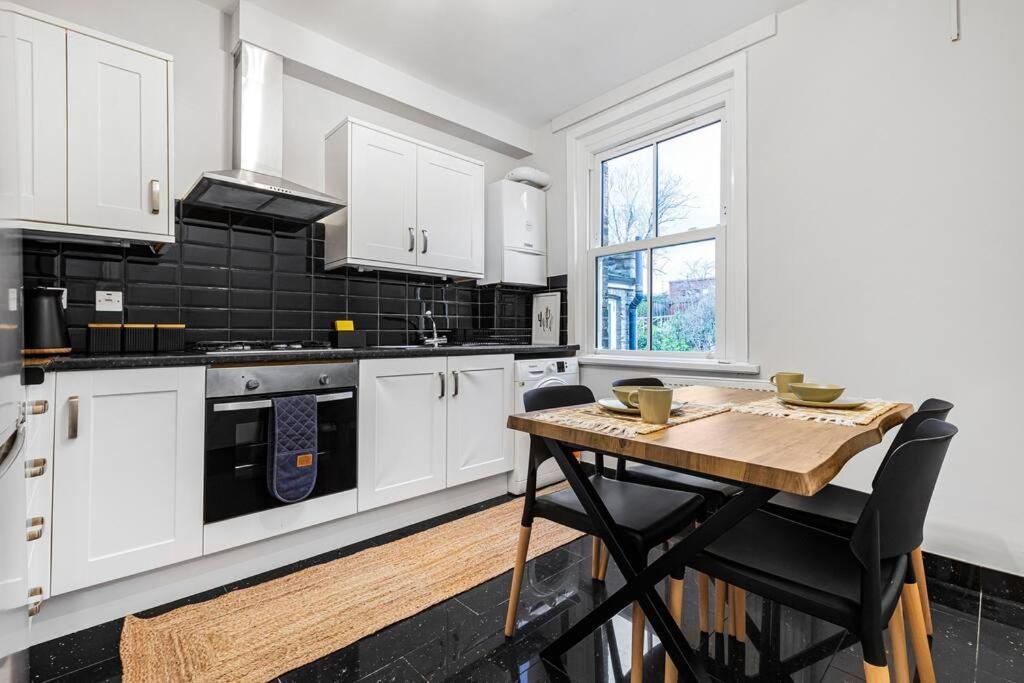 Modern 2 Bedroom Townhouse Flat In King's Cross * London