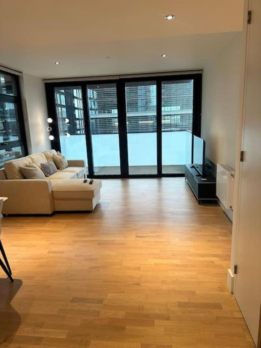 Stylist 2 Bedroom In Lägenhet London