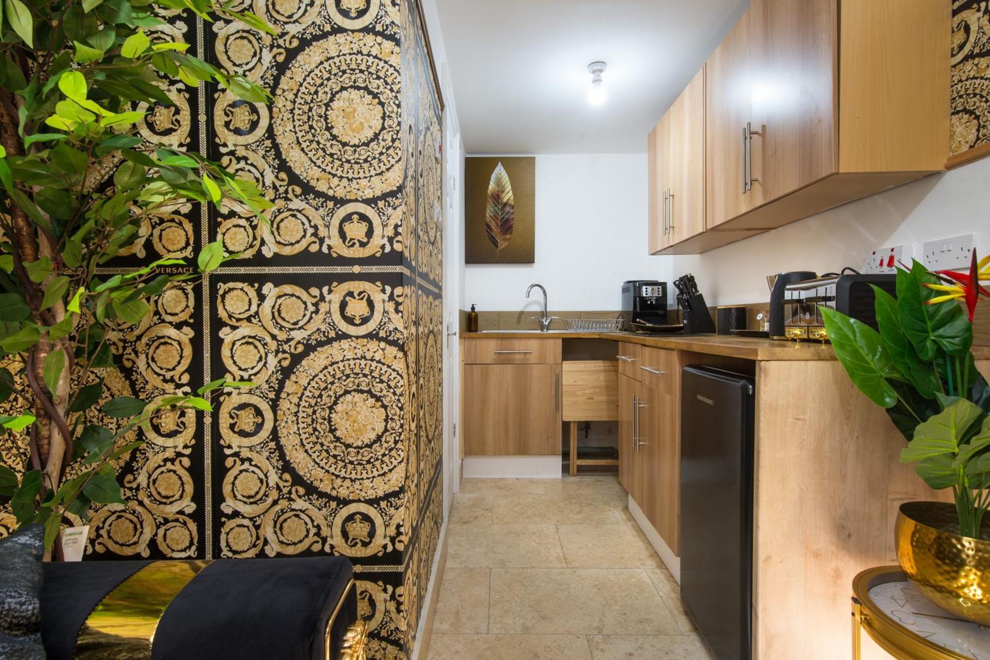 Luxury Versace 1 Bed Hot Tub Pool Table Sky Tv Lejlighed London