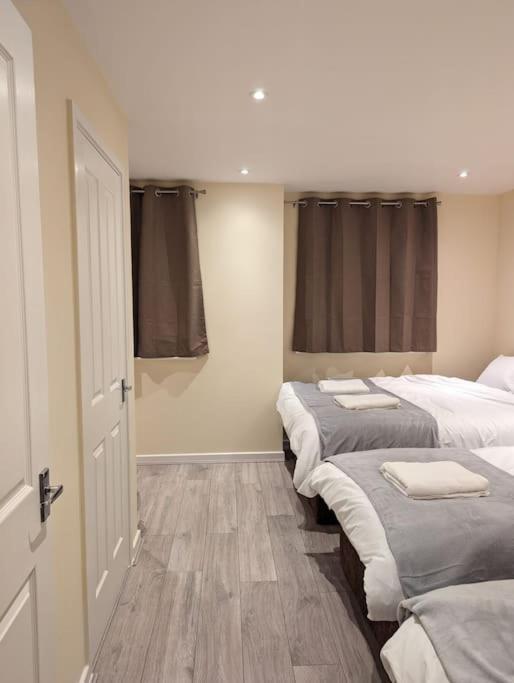 Holiday home Newly Launched Two Bedroom House By Den Short Lets & Serviced With Garden