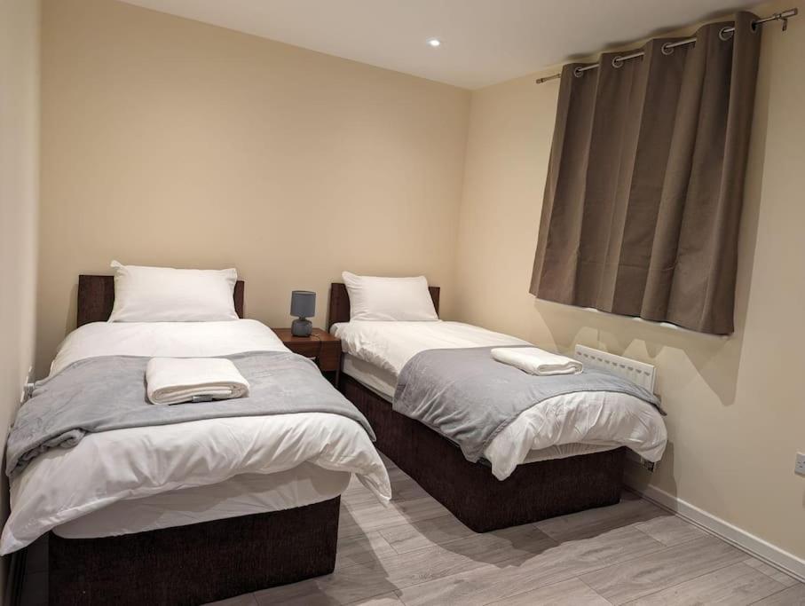 Holiday home Newly Launched Two Bedroom House By Den Short Lets & Serviced With Garden *