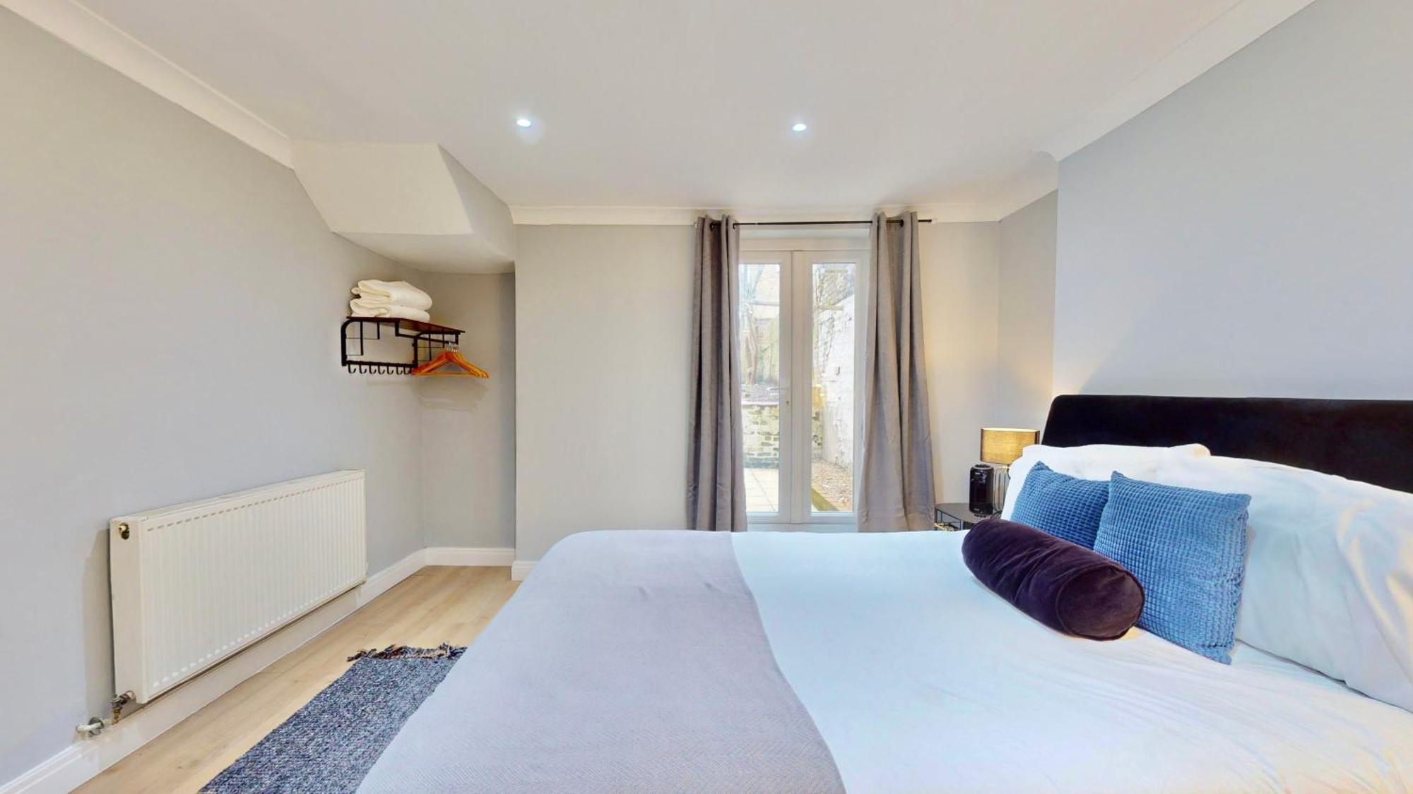 Tube & Notting Hill Nearby - Garden Flat Haven