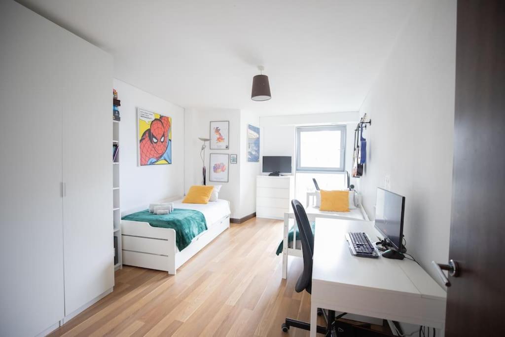 Lovely 2 Bedroom Overlooking River Thames Lejlighed London
