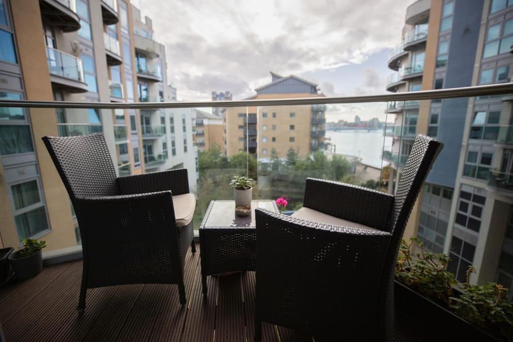 Lovely 2 Bedroom Overlooking River Thames Lejlighed London