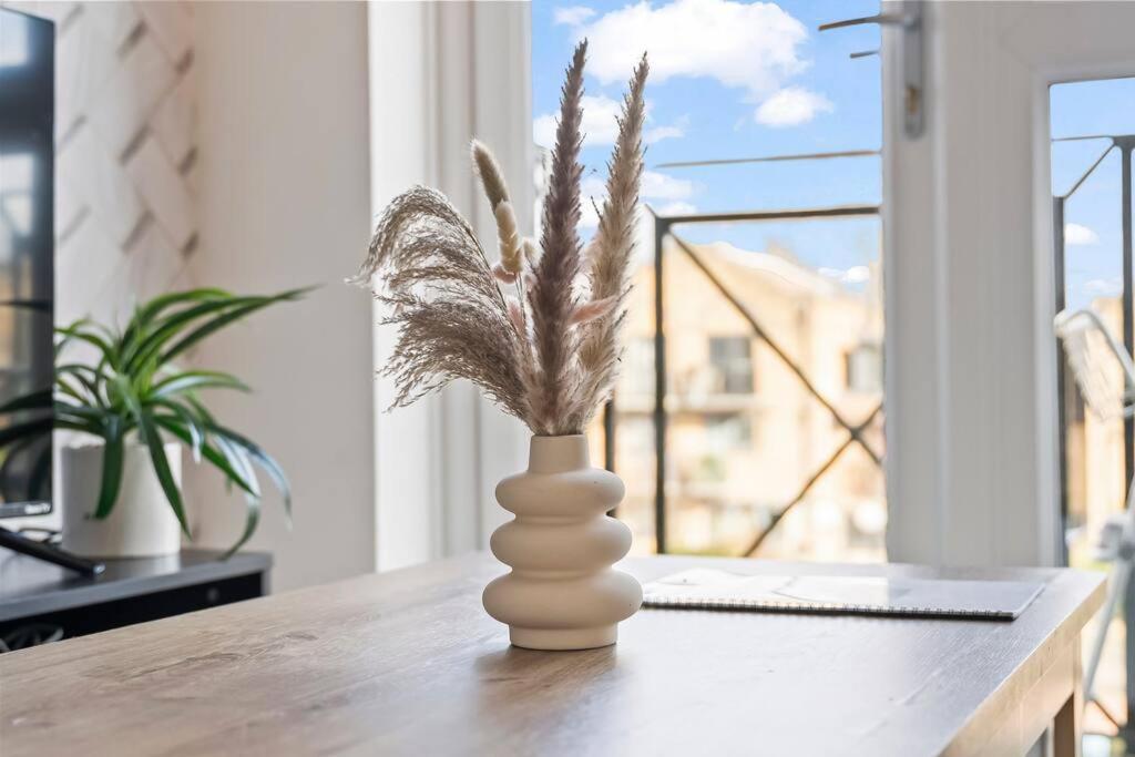 1-bedroom With Free Private Parking - Canary Wharf Apartment