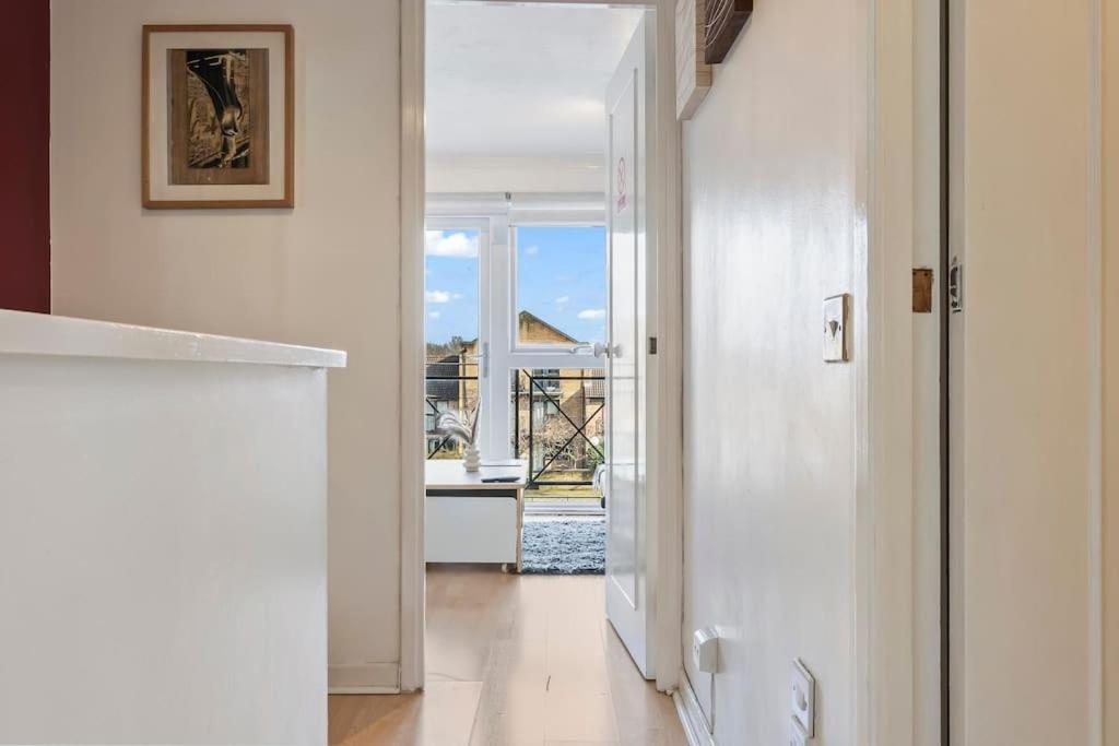 1-bedroom With Free Private Parking - Canary Wharf Apartment *