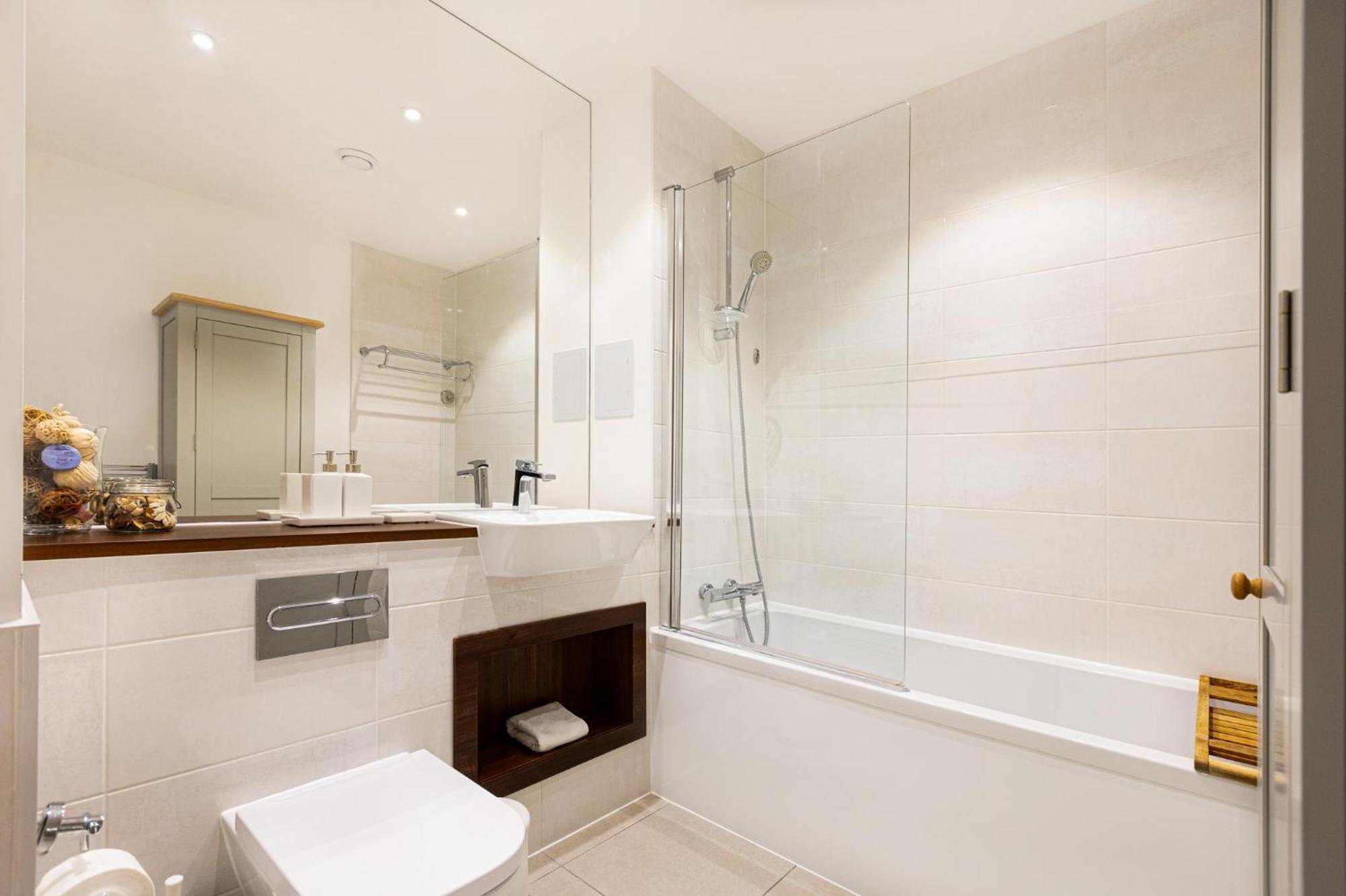 Sensational 2br Wviews & Balcony In Wandsworth Lejlighed