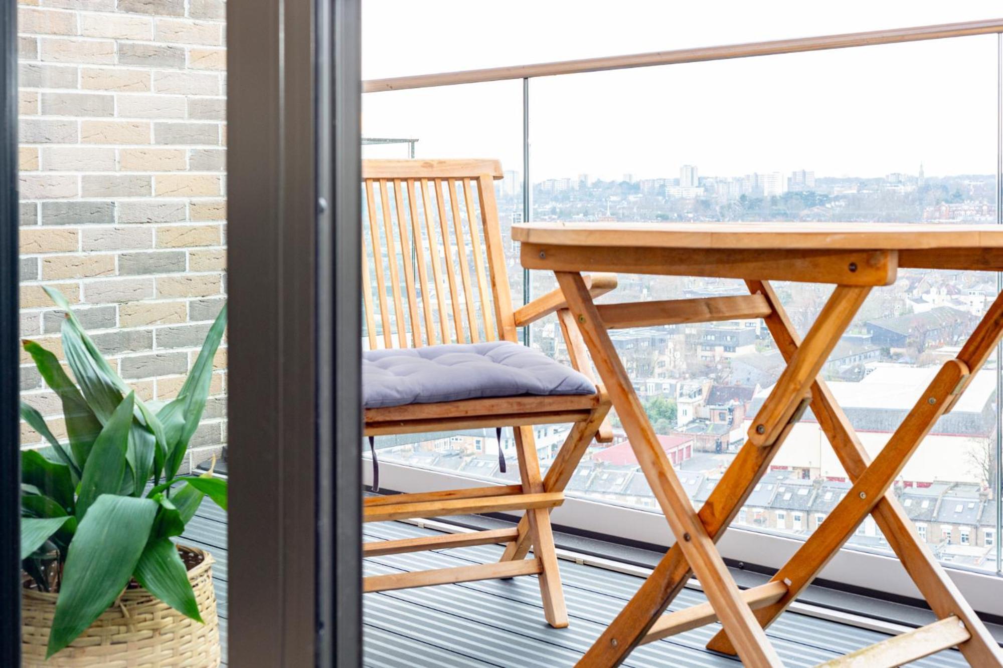 Sensational 2br Wviews & Balcony In Wandsworth Lejlighed