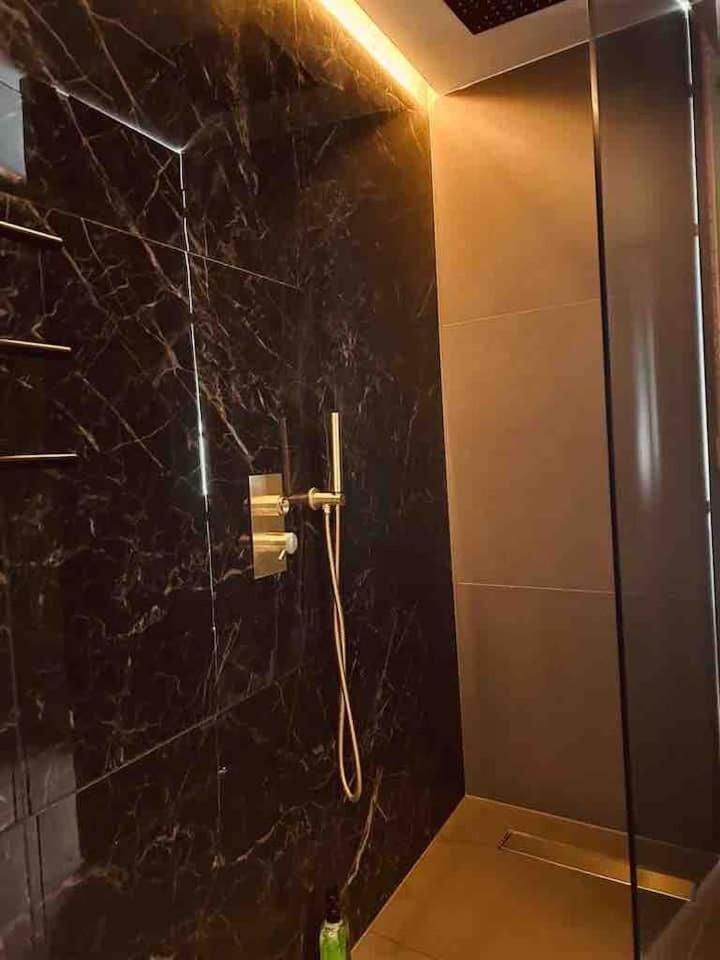 3 Bed 2 Bath Penthouse Hoxton Square With Terrace Leilighet London
