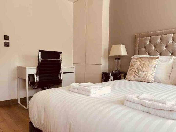 3 Bed 2 Bath Penthouse Hoxton Square With Terrace *