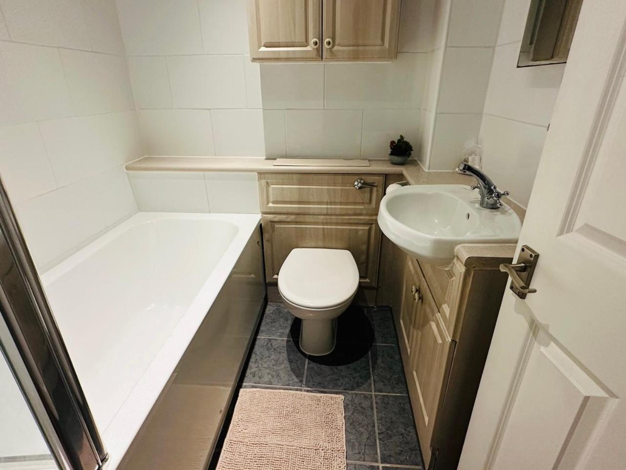 Wimbledon Elegance: 2-bedroom Retreat Londra