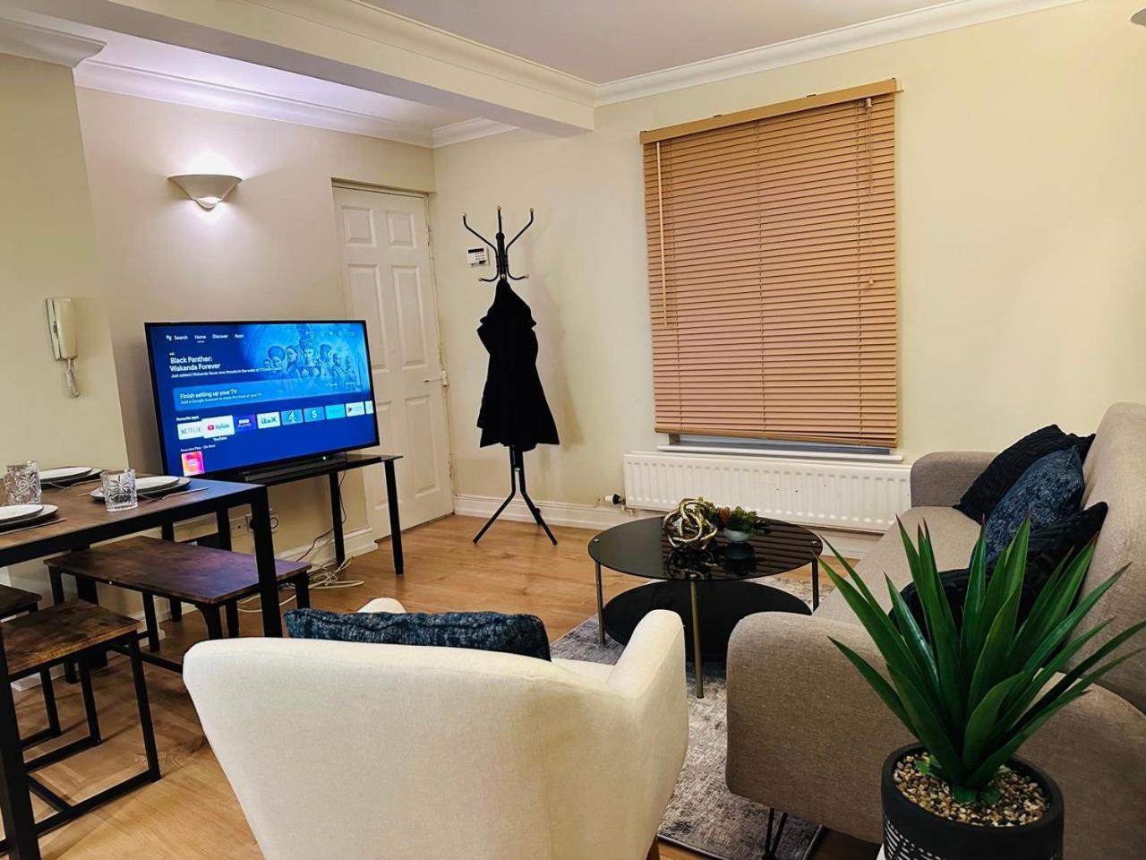 Wimbledon Elegance: 2-bedroom Retreat Londra