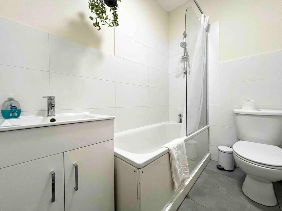 4 Bed Apartment- Archway Station Lägenhet *