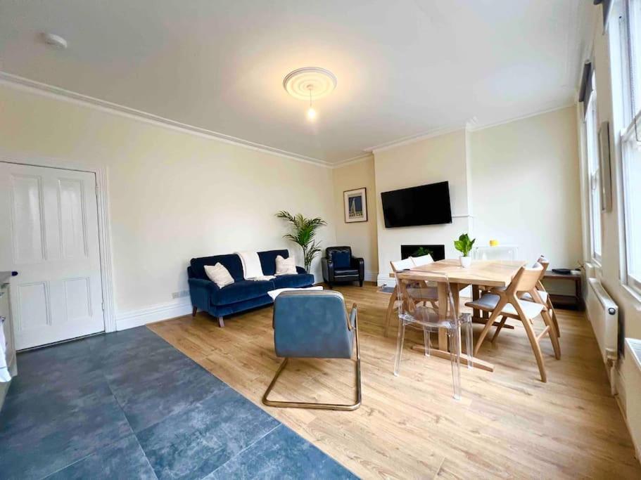 4 Bed Apartment- Archway Station Lägenhet