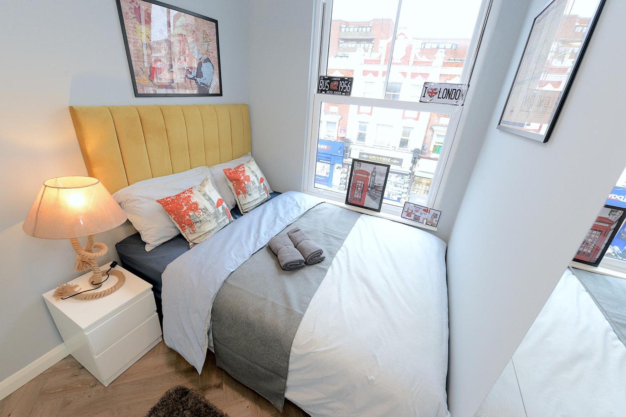 2 Bed Terraced Flat Piccadilly Line *