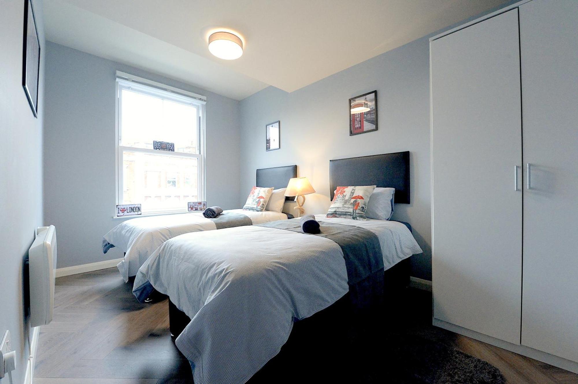 2 Bed Terraced Flat Piccadilly Line * London