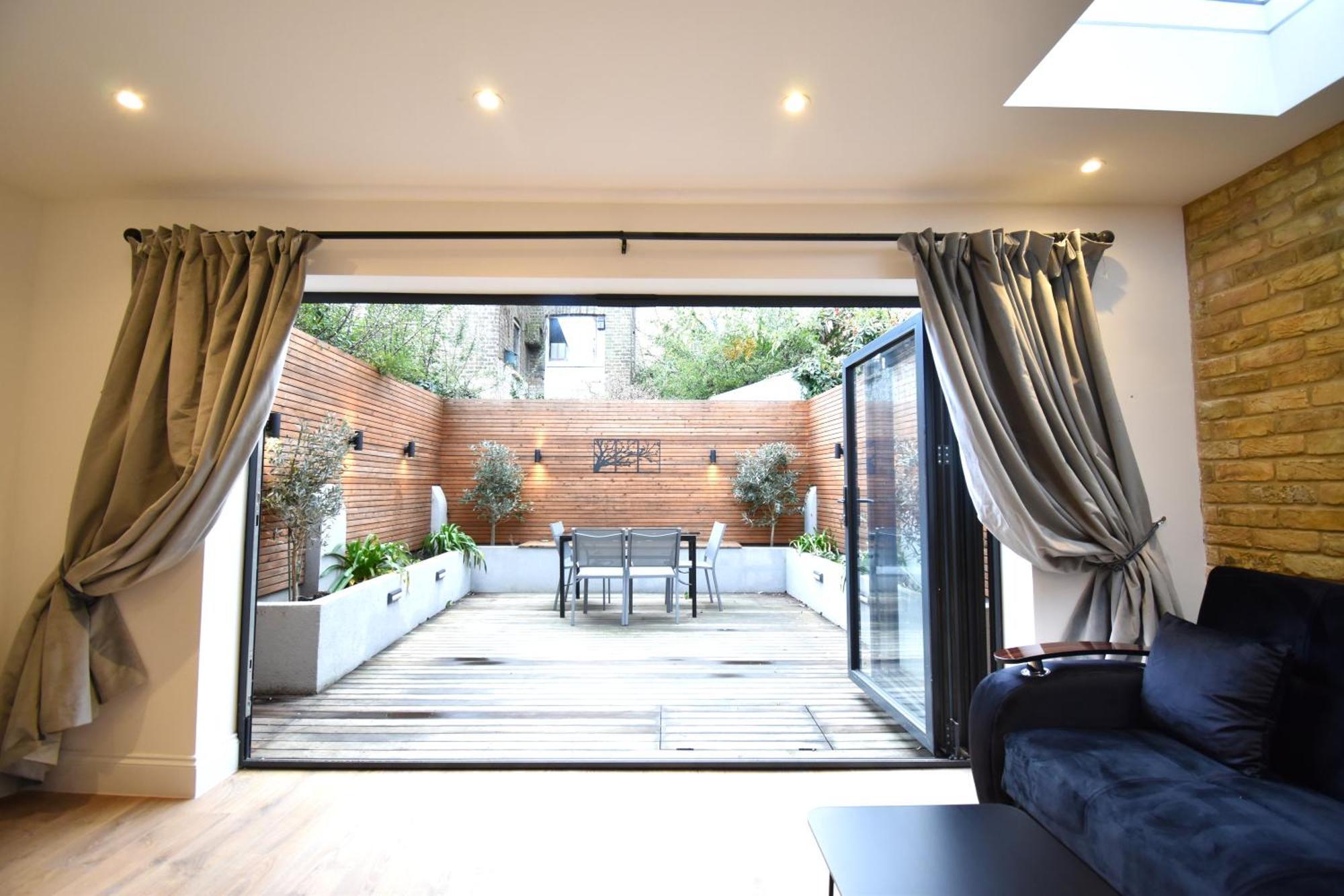 Stunning 2 Bed Apartment *