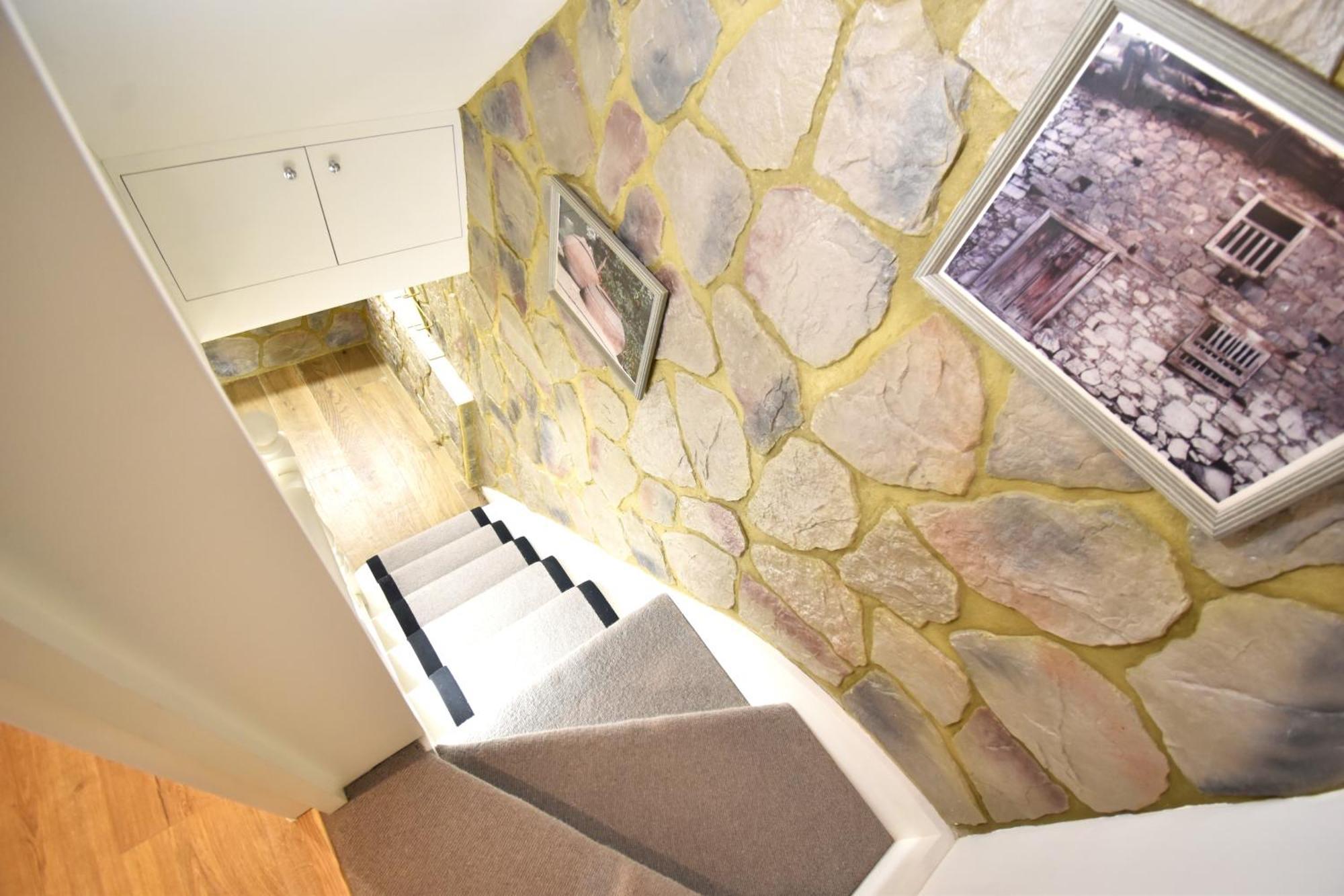 Stunning 2 Bed Apartment *