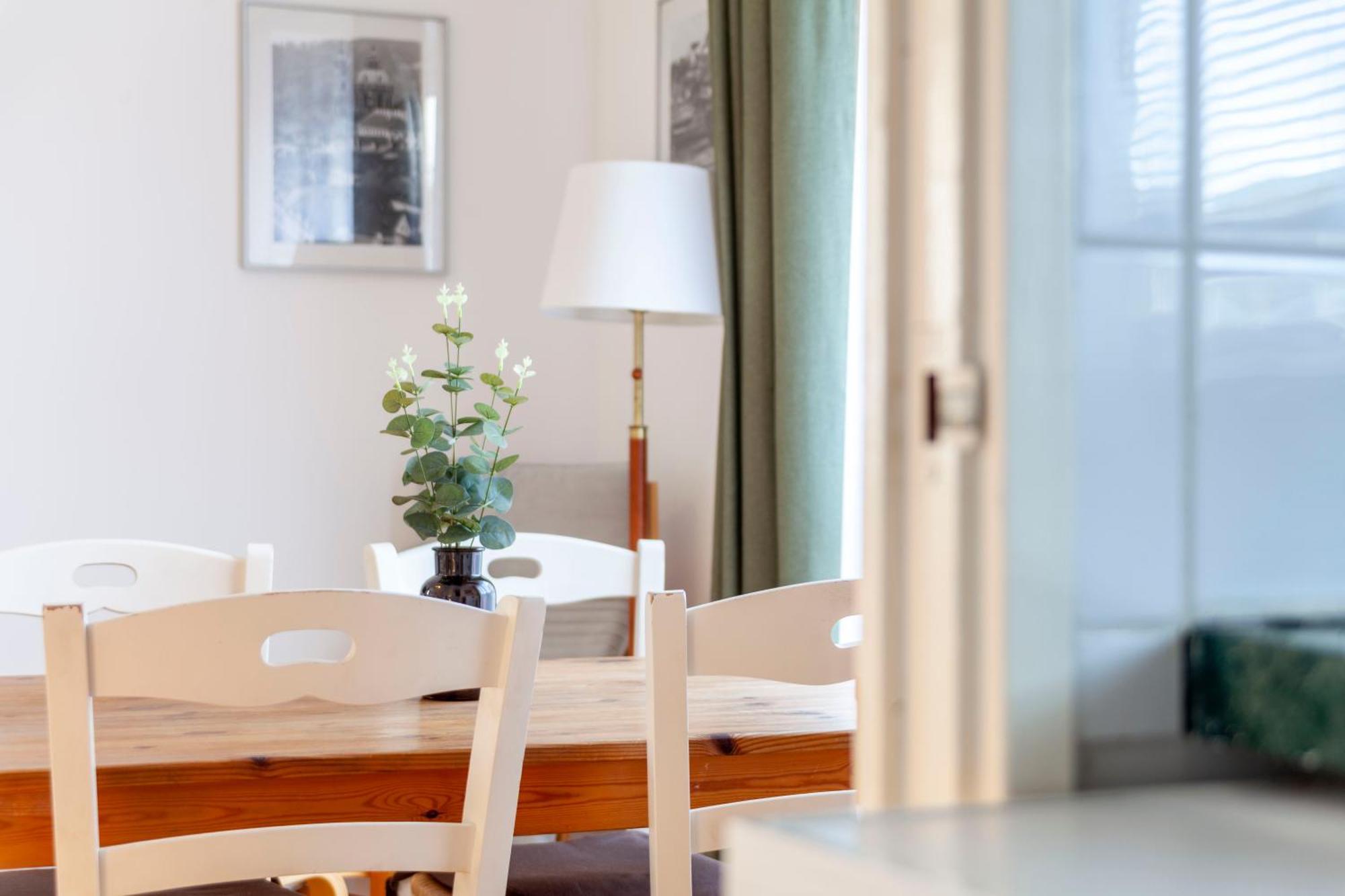 Bright 2br Flat Off Trendy Chiswick High Road * Londen