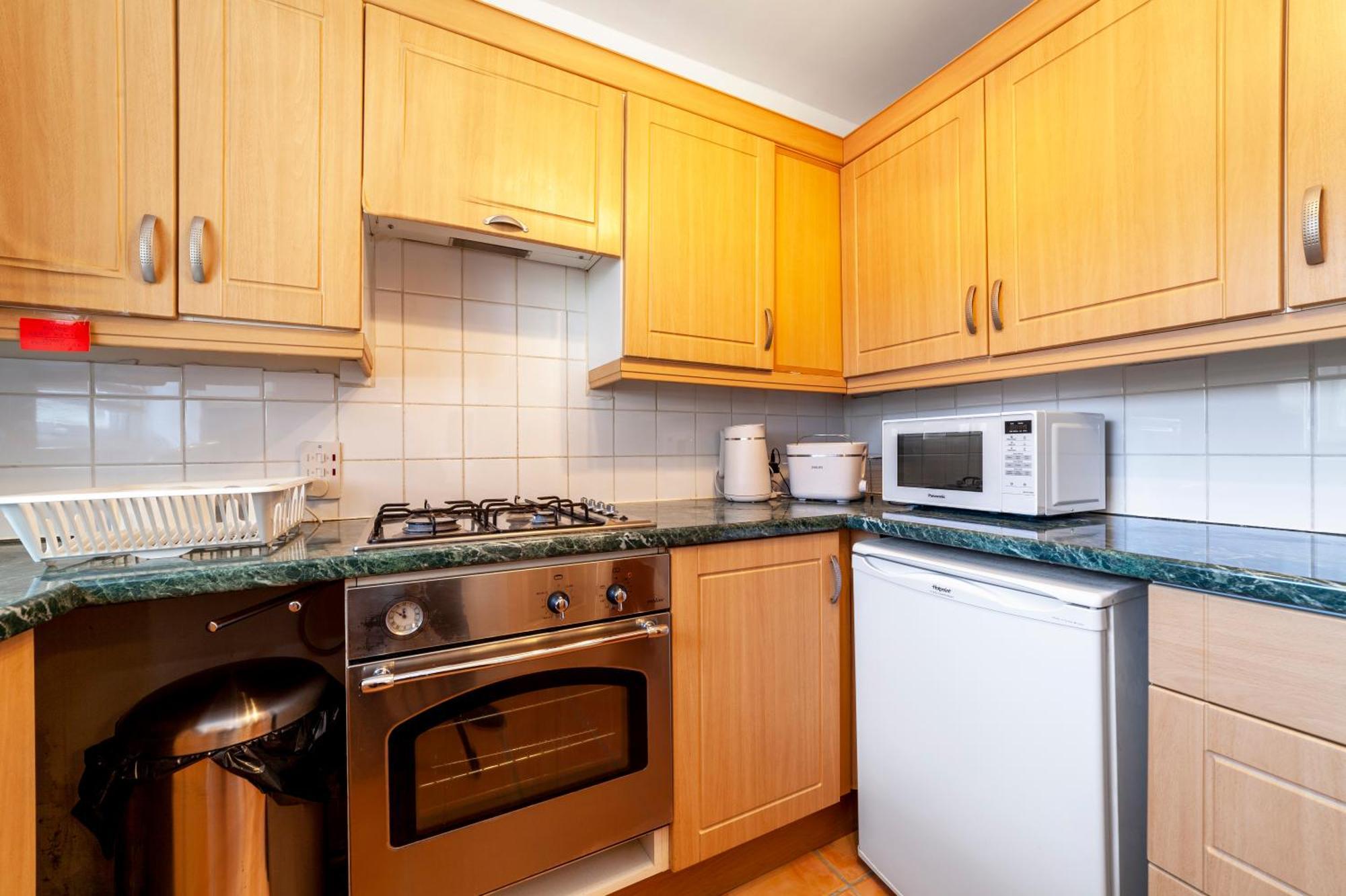 Bright 2br Flat Off Trendy Chiswick High Road Appartement Londen