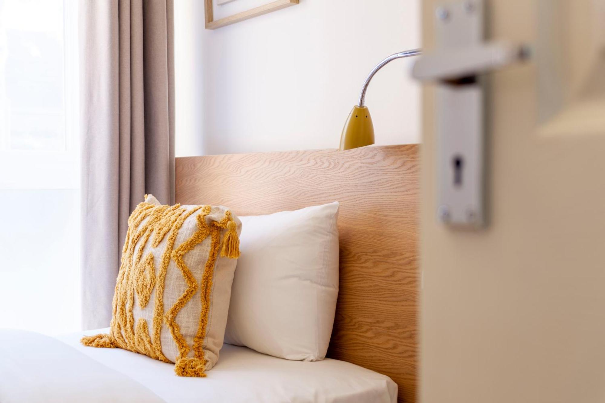 Bright 2br Flat Off Trendy Chiswick High Road Londen
