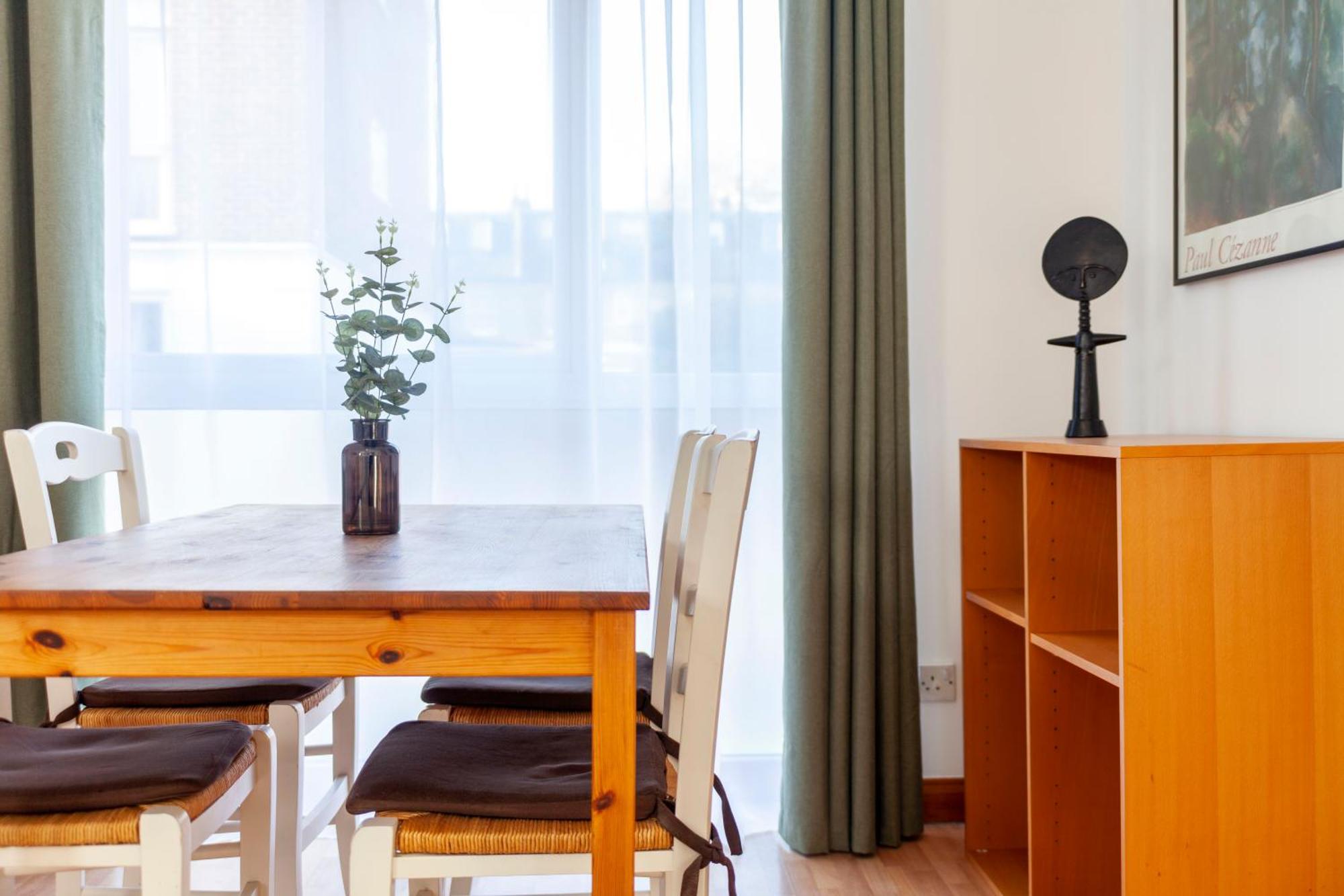 Bright 2br Flat Off Trendy Chiswick High Road Appartement