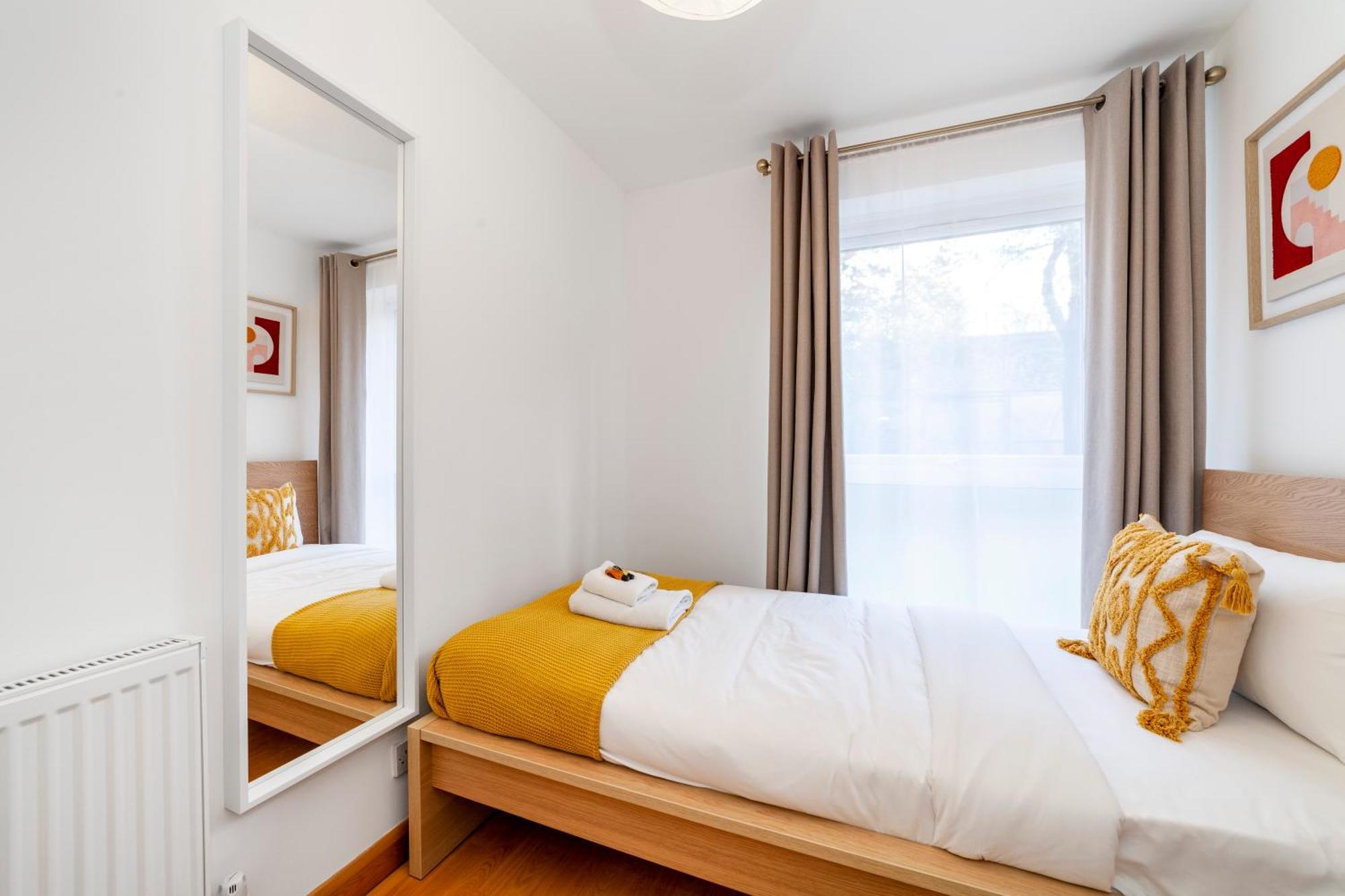Bright 2br Flat Off Trendy Chiswick High Road Londen