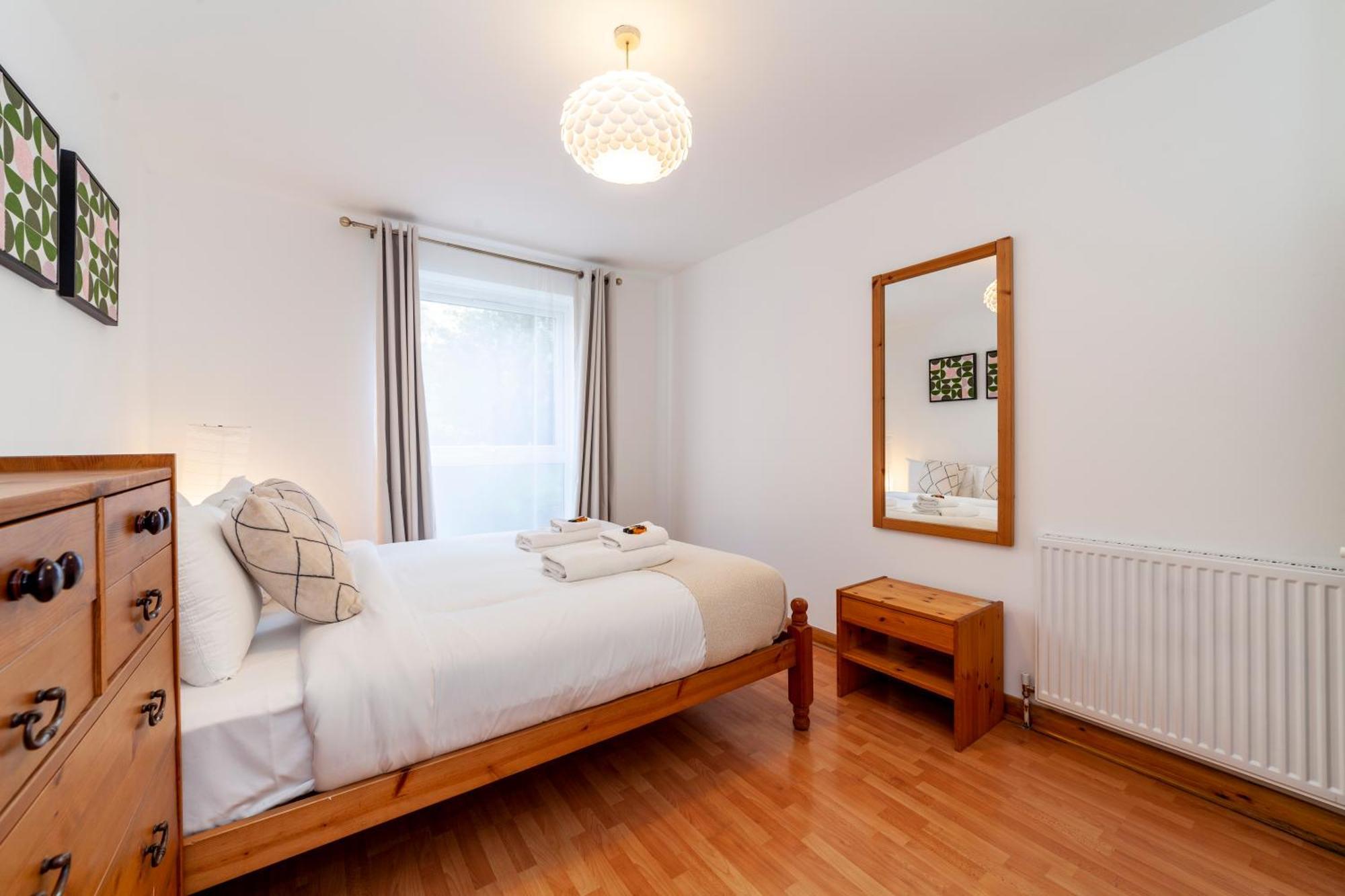 Bright 2br Flat Off Trendy Chiswick High Road Appartement
