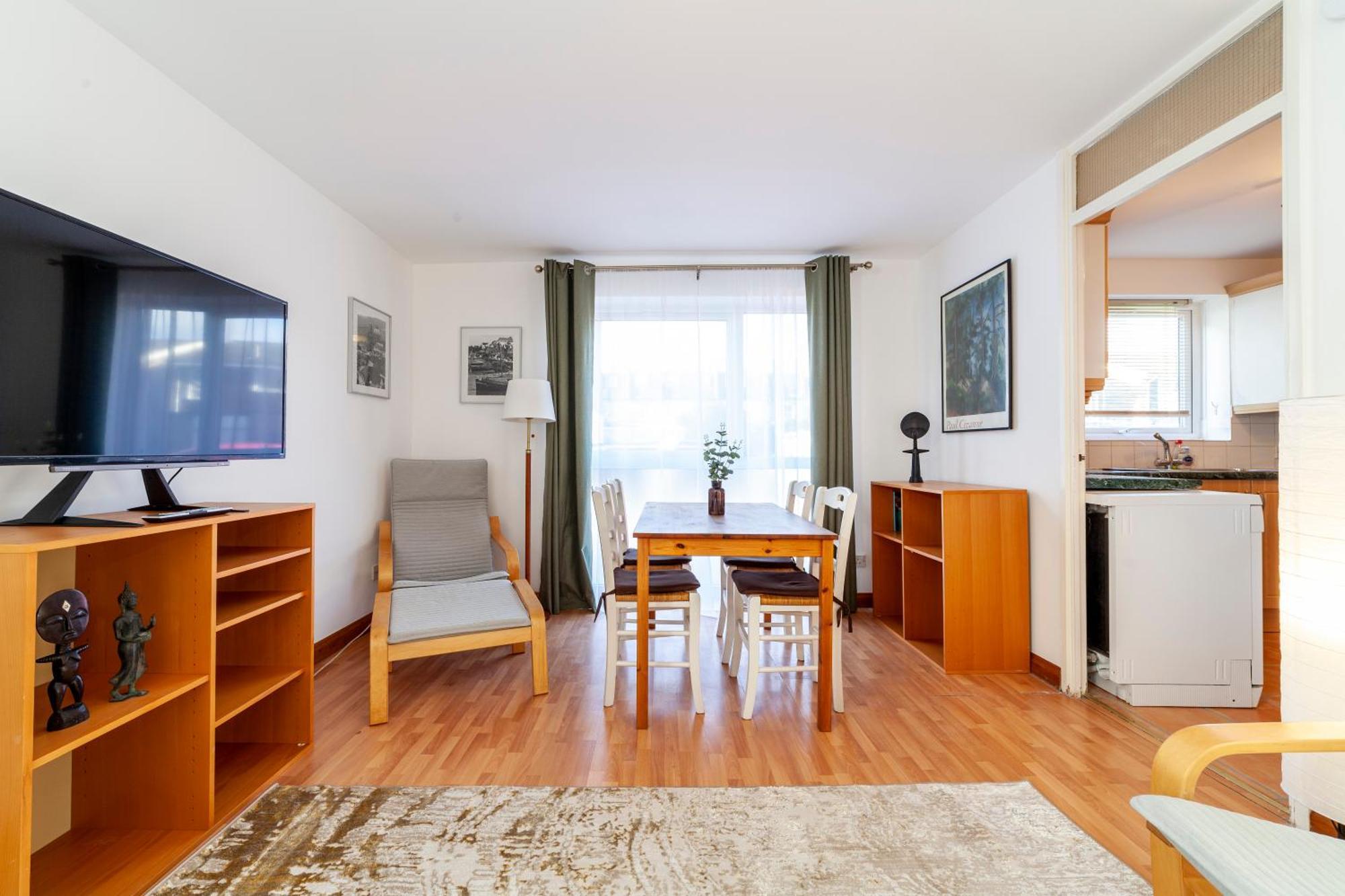 Bright 2br Flat Off Trendy Chiswick High Road Appartement Londen