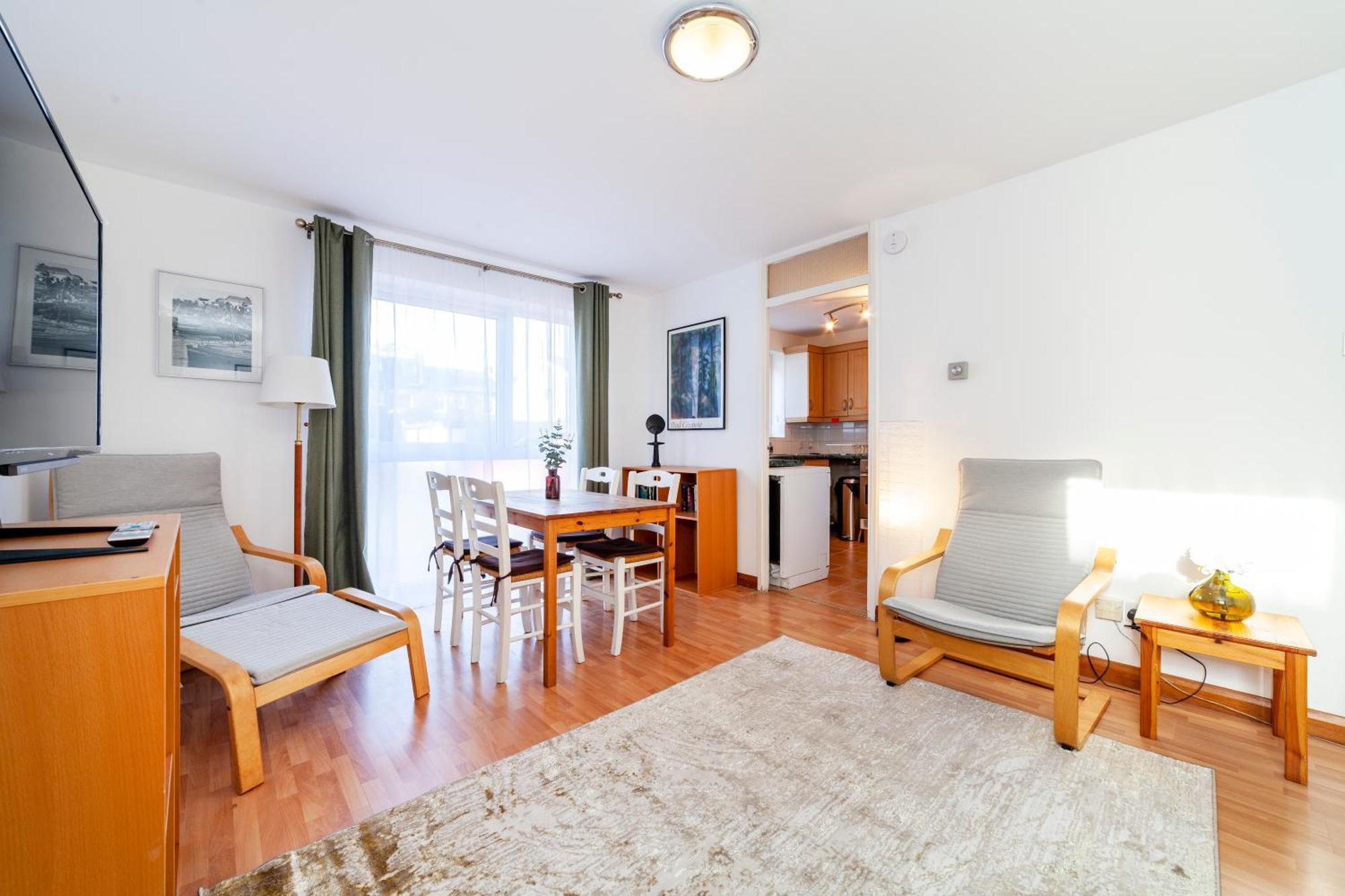 Bright 2br Flat Off Trendy Chiswick High Road Londen