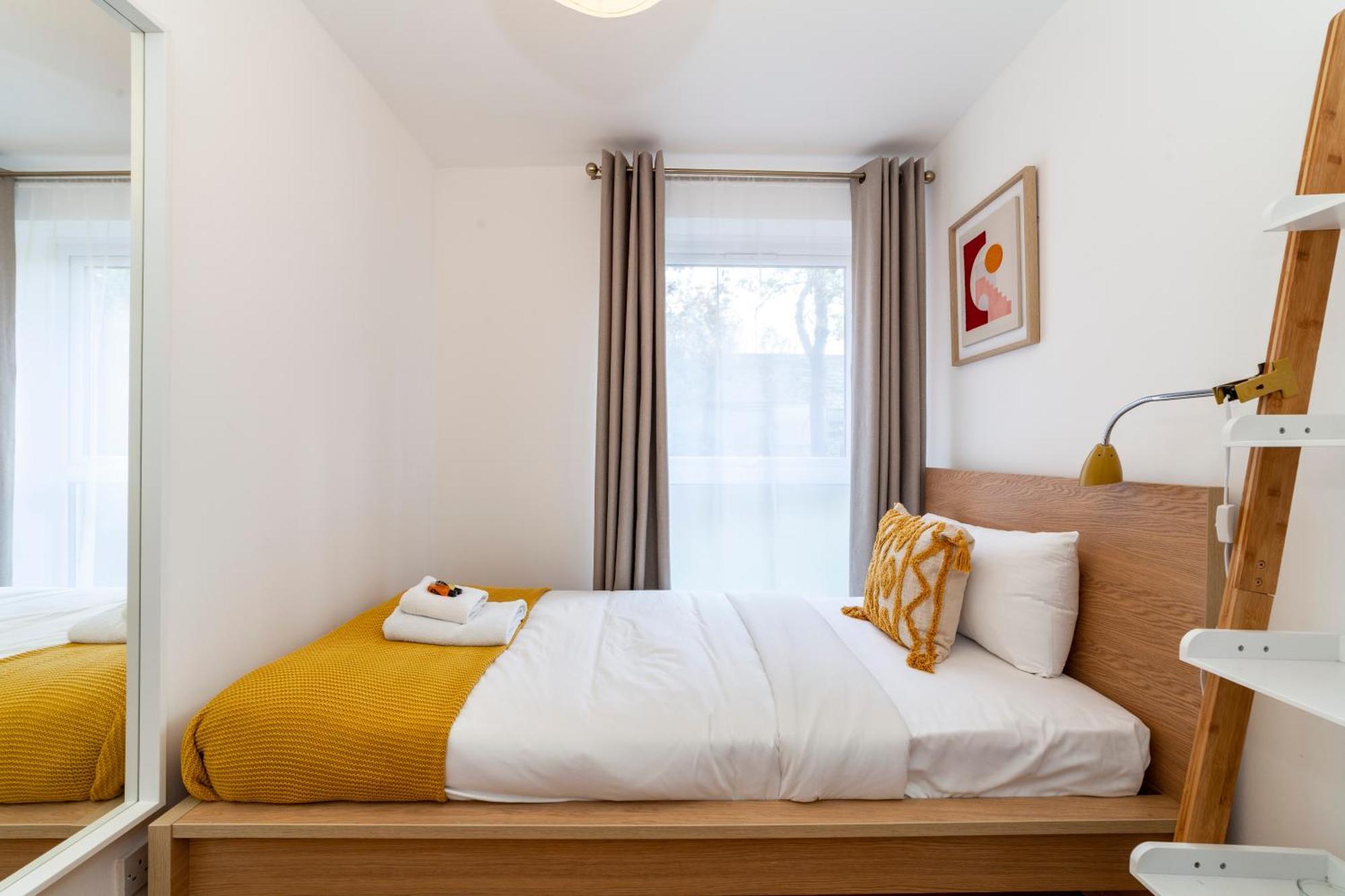 Bright 2br Flat Off Trendy Chiswick High Road Londen